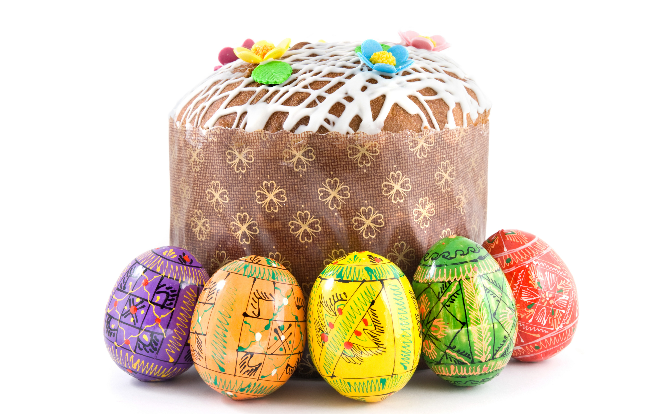 Пасхальный кулич с расписанными яйцами на белом фоне