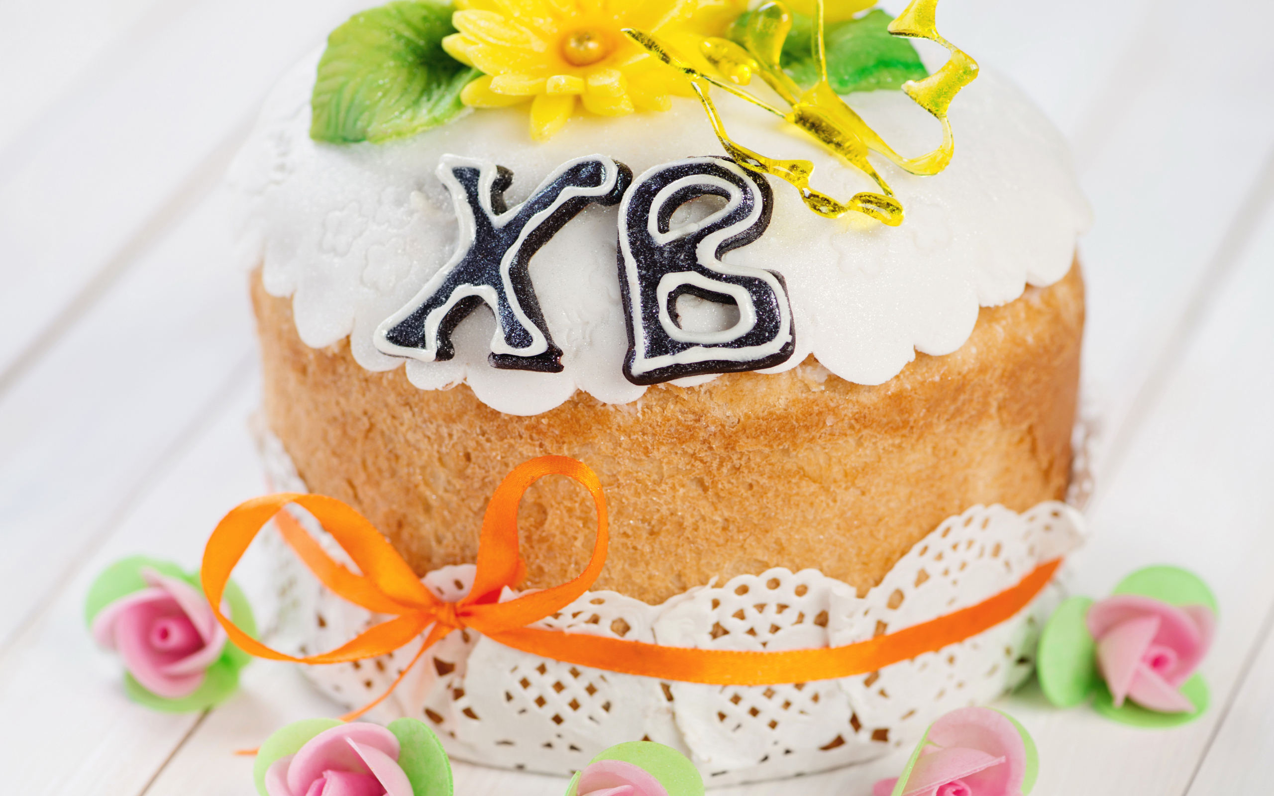 Пасхальный кулич с розочками на праздник