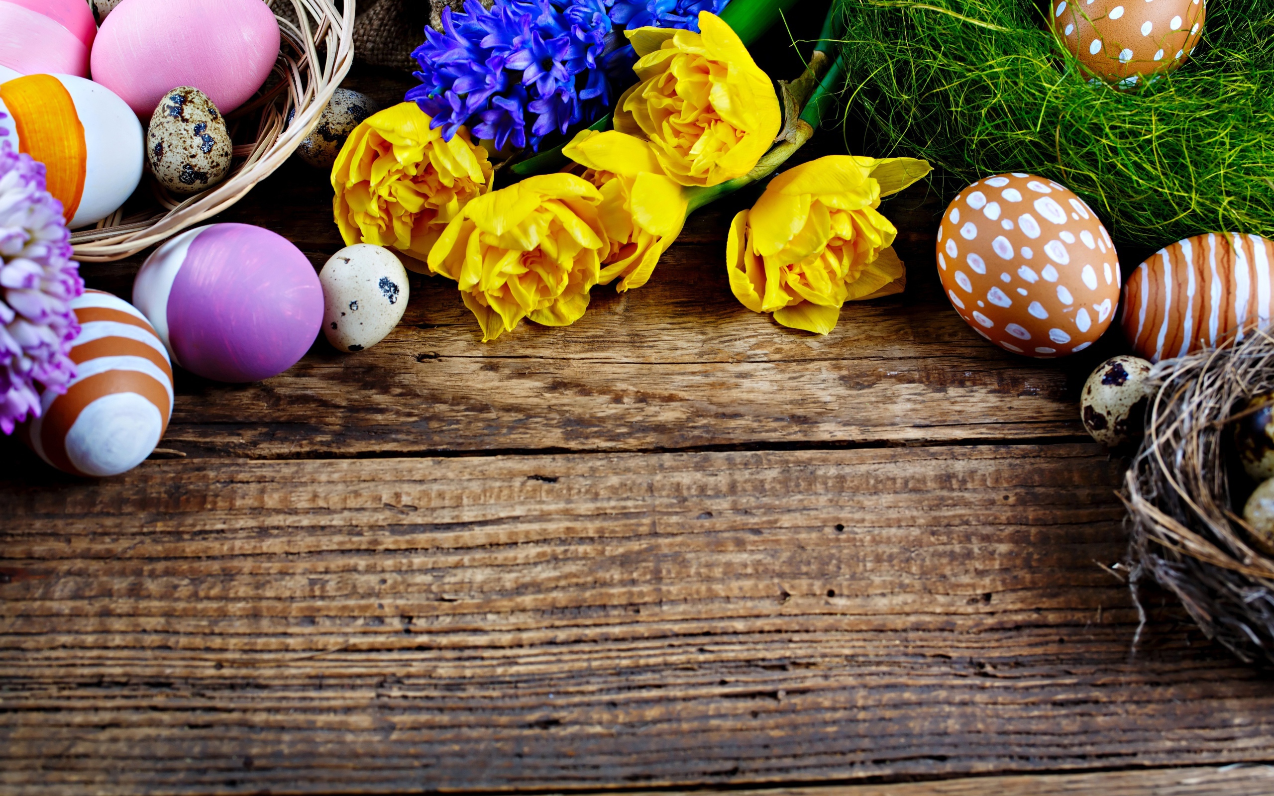 Крашеные яйца и весенние цветы на Пасху, фон для поздравительной открытки