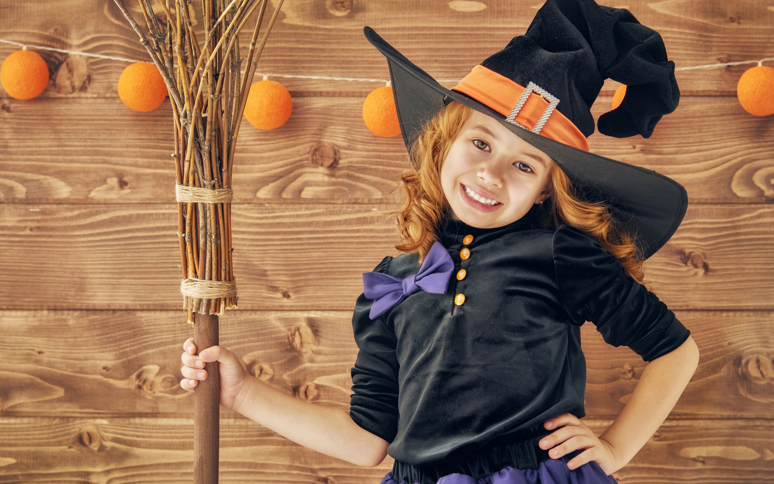 Маленькая девочка в костюме ведьмы на праздник Хэллоуин