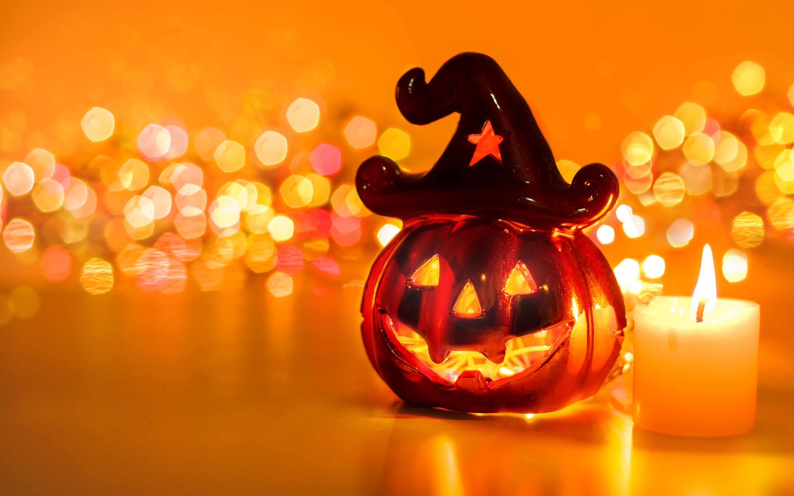 Тыква с зажженной свечой на праздник Хэллоуин