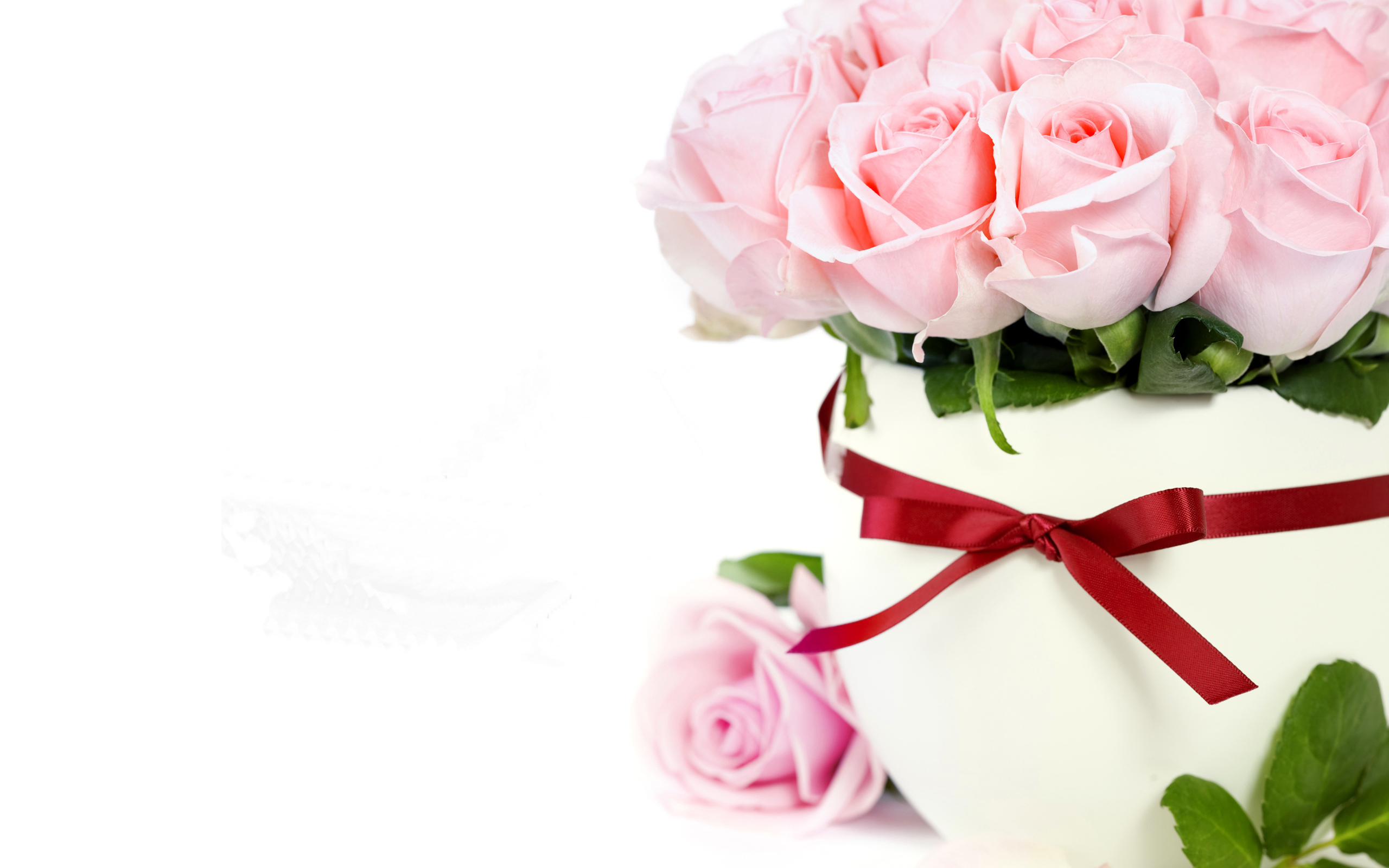 Букет розовых роз в белой вазе с красным бантом, шаблон открытки на 8  марта