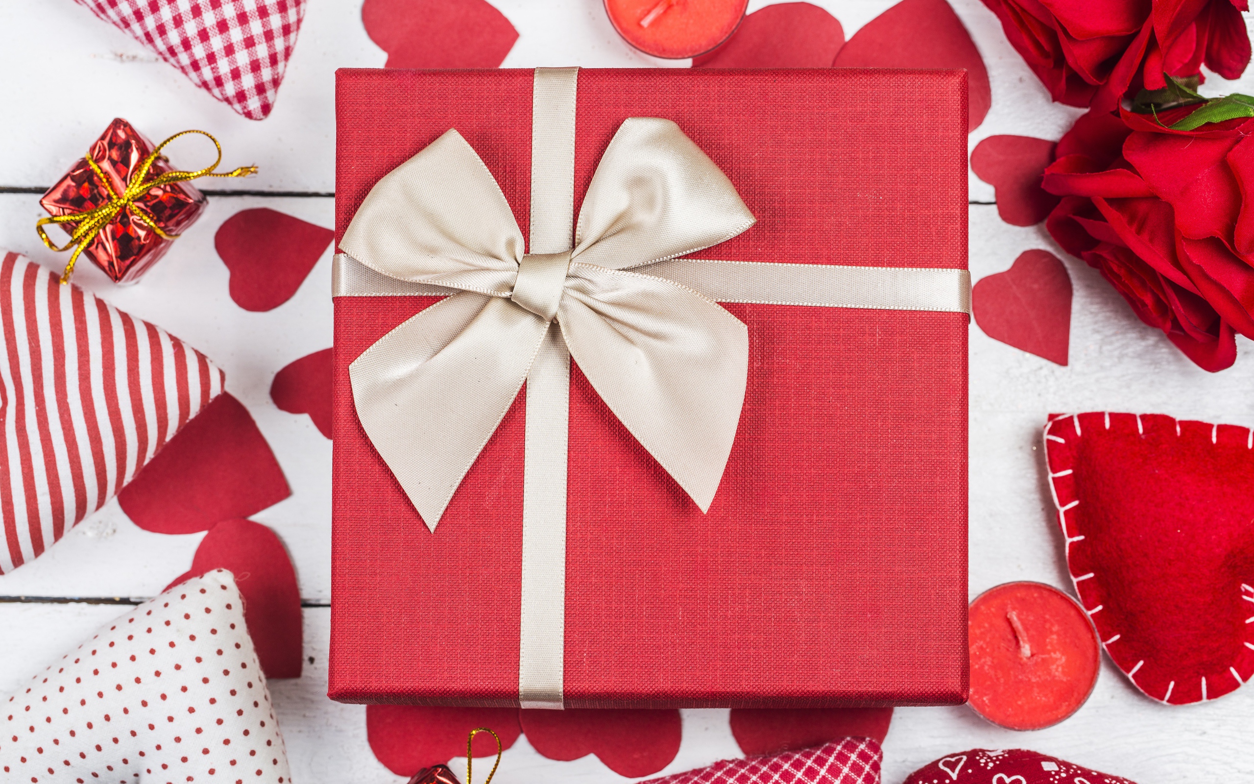 Большой подарок с сердечками на День Святого Валентина 14 февраля