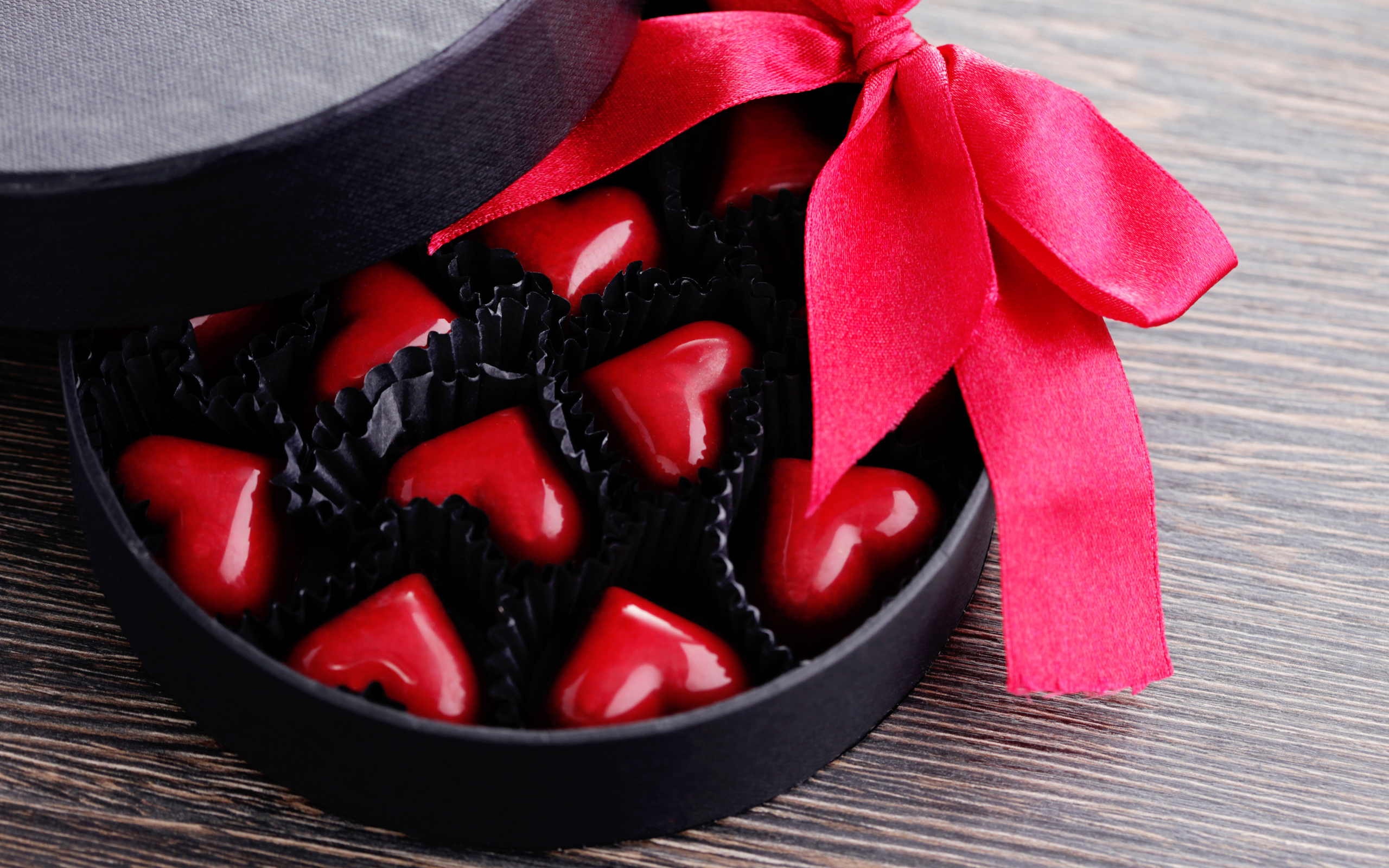 Коробка шоколадных конфет в форме сердца с красной лентой