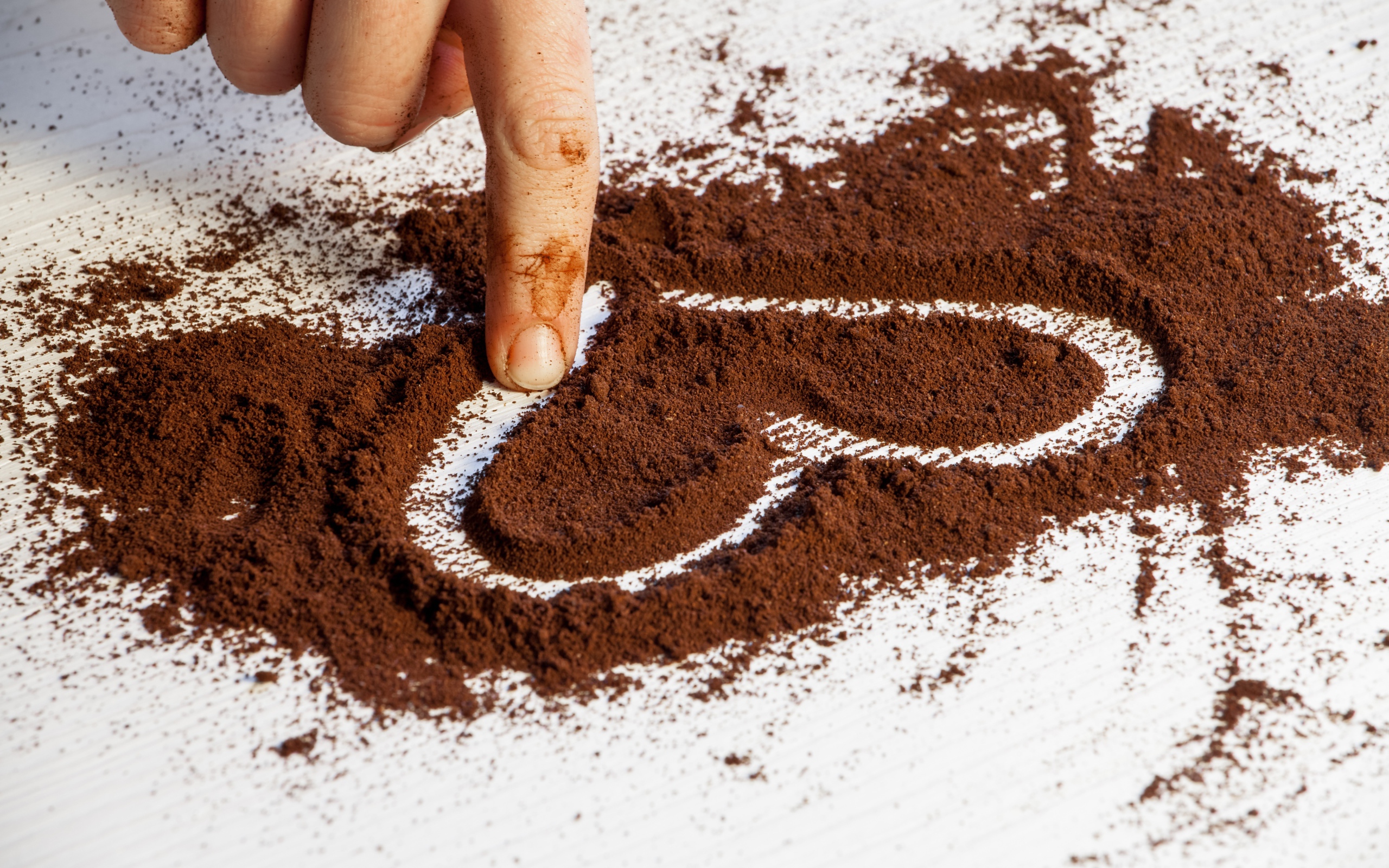 Сердце нарисовано на молотом кофе