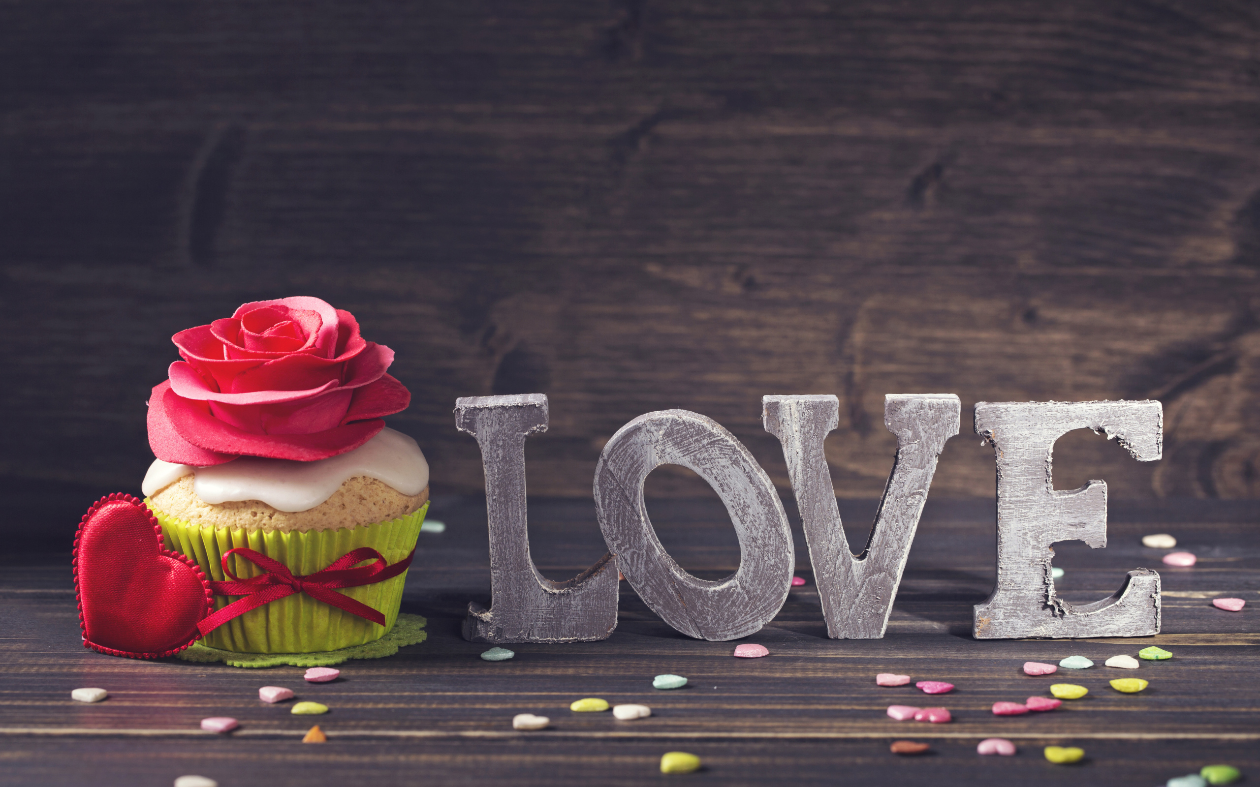 Надпись Любовь с красивым кексом с красным сердцем