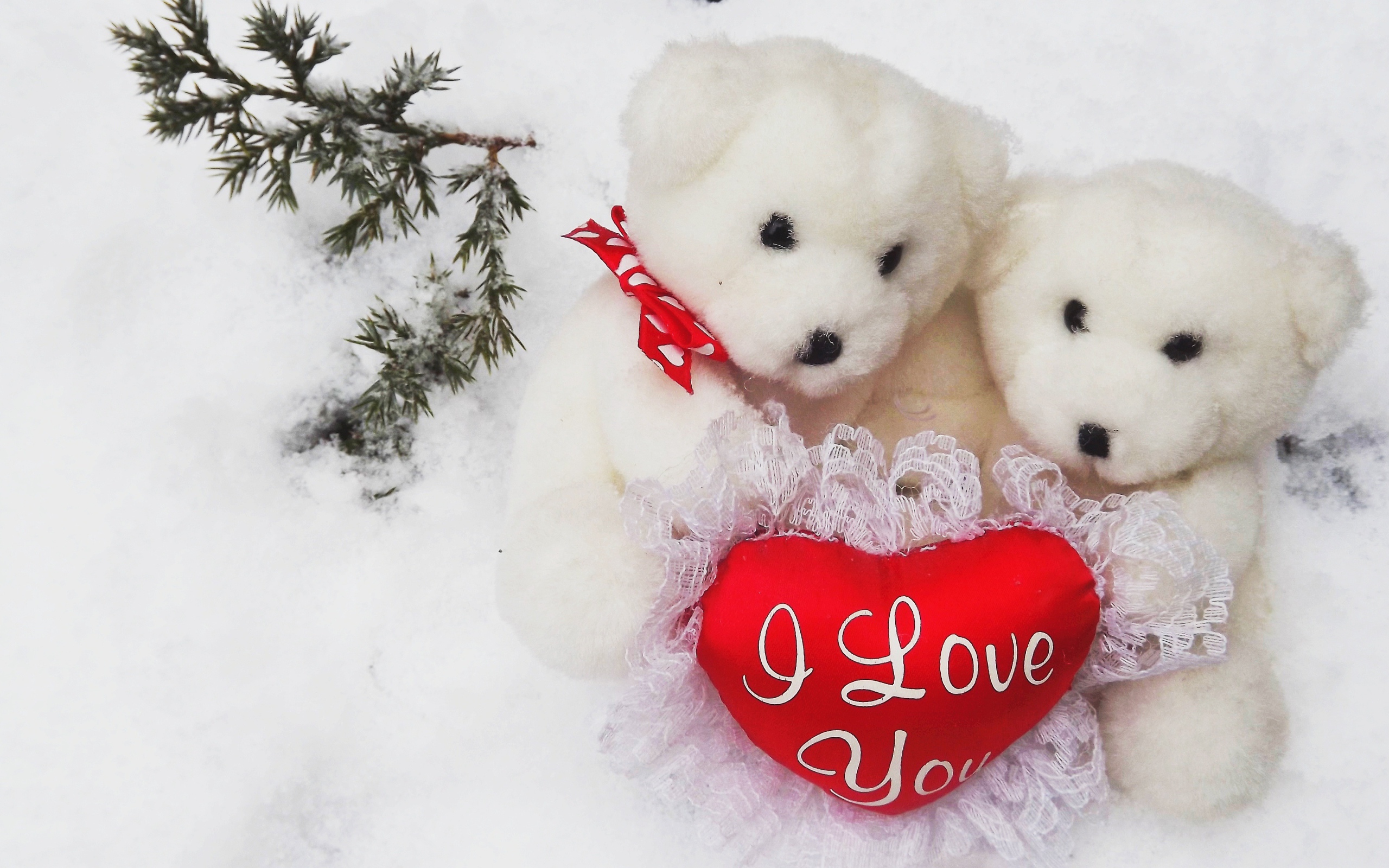 Два белых плюшевых медведя с сердечком