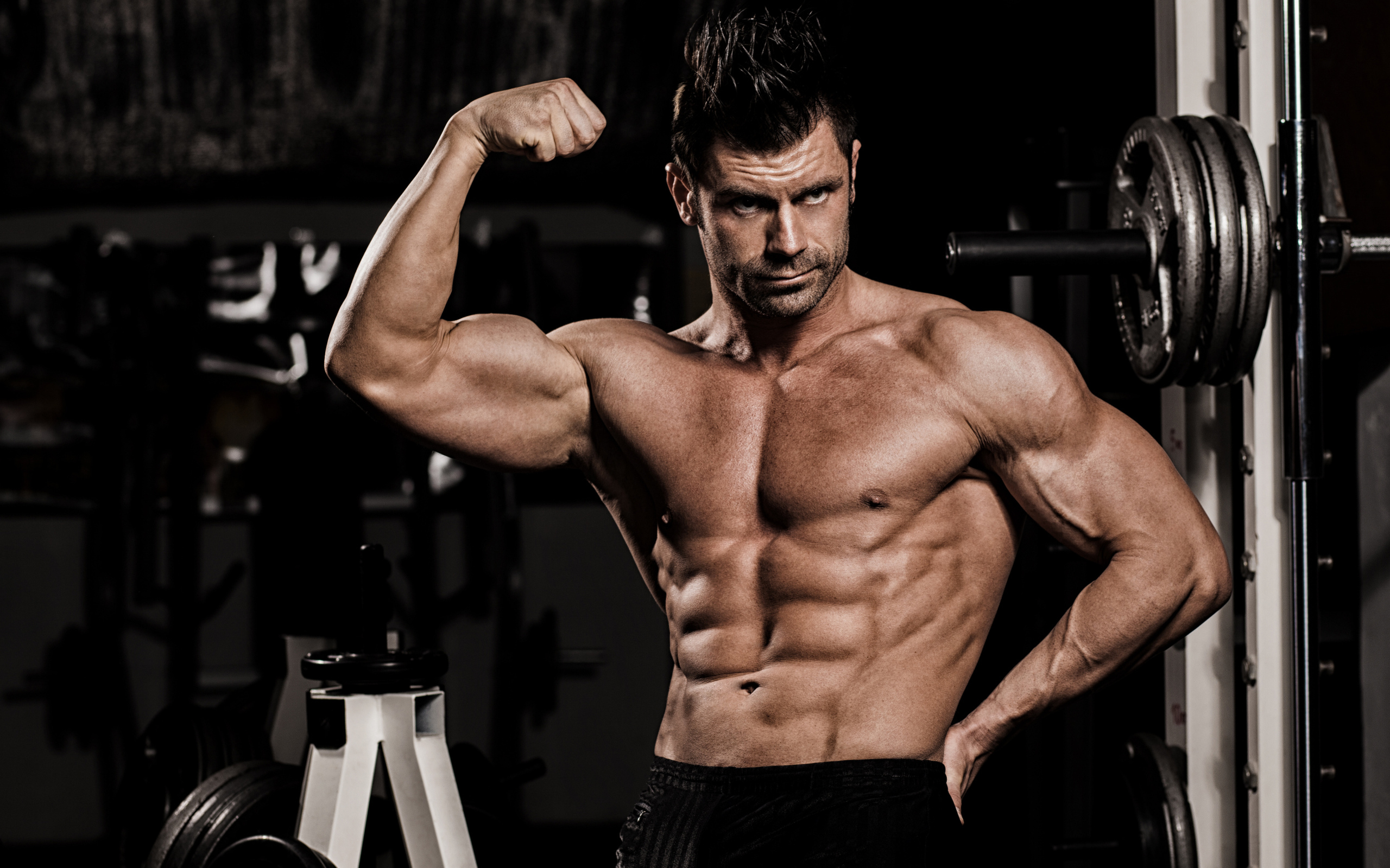 Накаченный мужчина в спортзале 