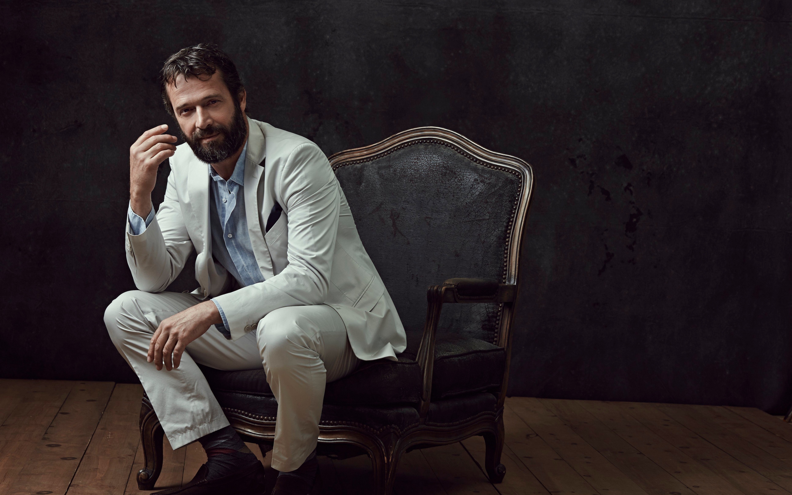 Актер Джеймс Пьюрфой сидит в кресле 