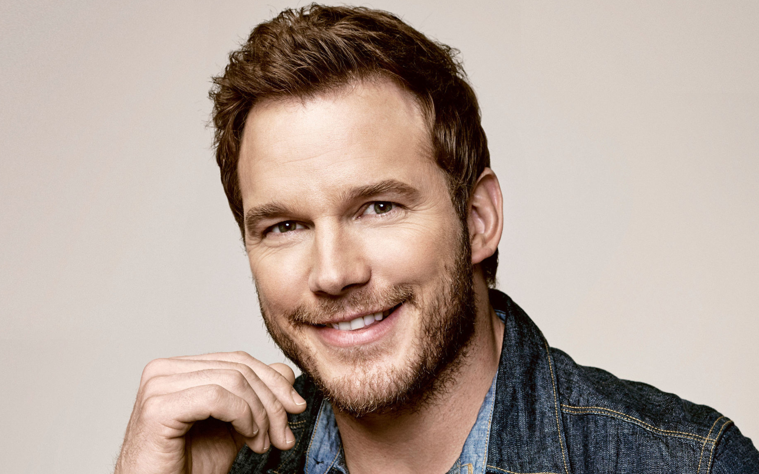 Популярный актер Крис Прэтт улыбается 