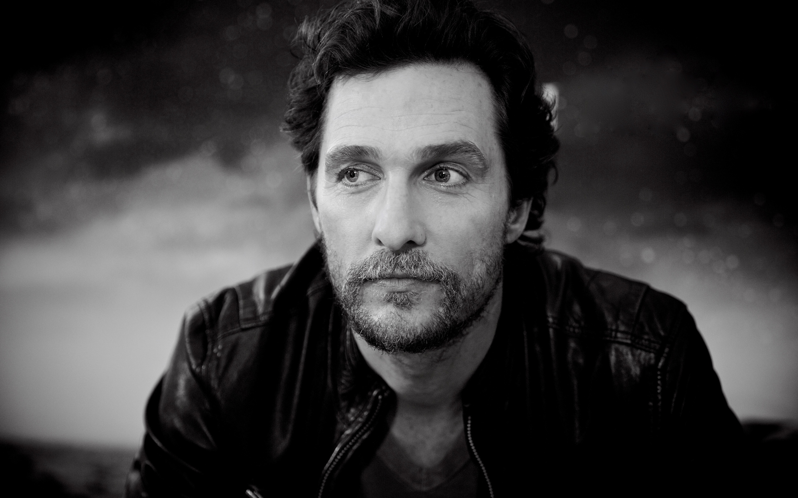 Популярный актер Мэттью Макконахи черно белое фото 