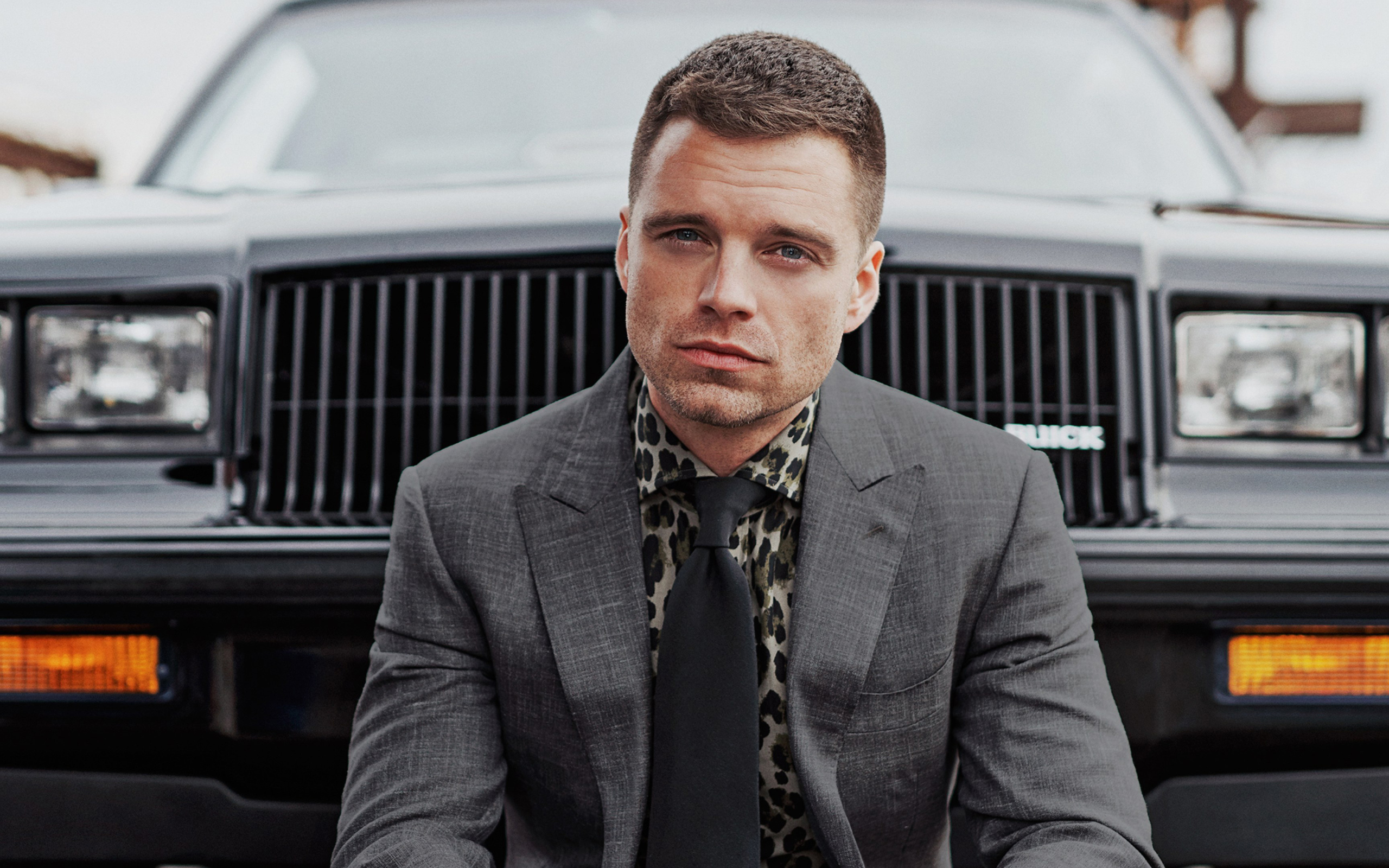 Стильный молодой актер Себастиан Стэн