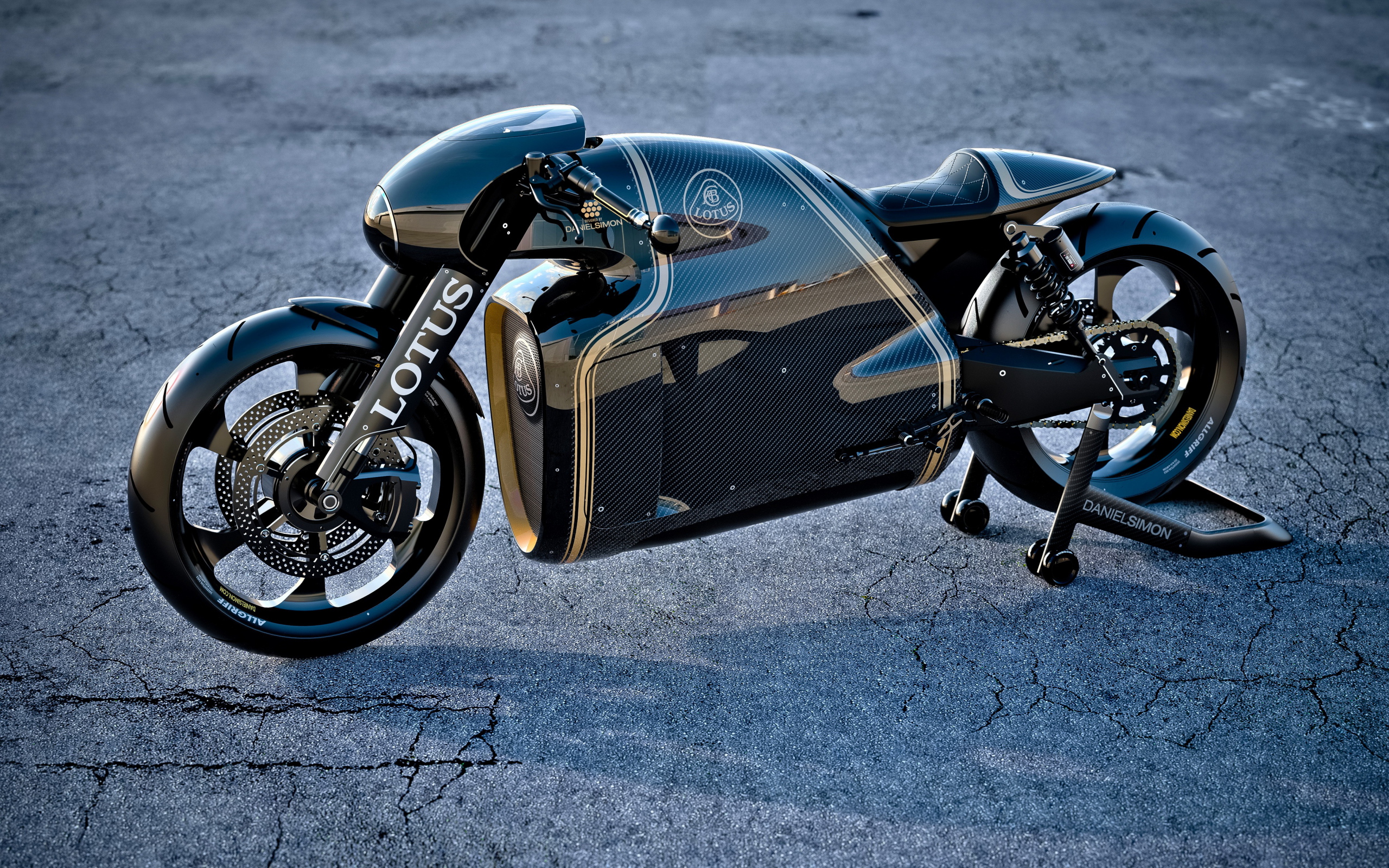 Черный мотоцикл Lotus C-01 на асфальте