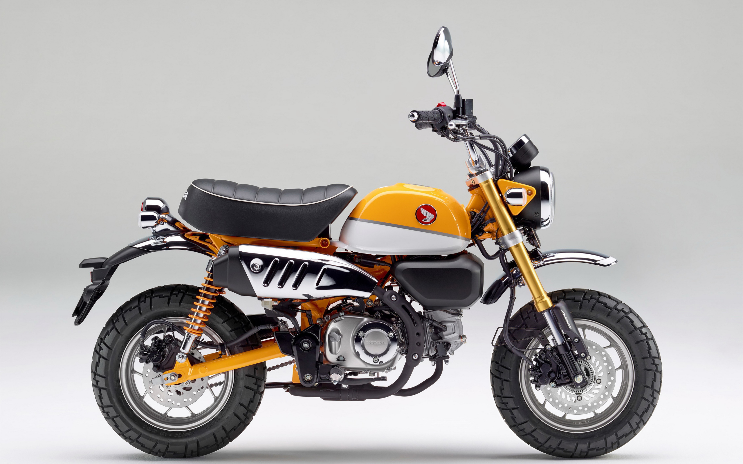 Мотоцикл Monkey 125, 2018 года на сером фоне