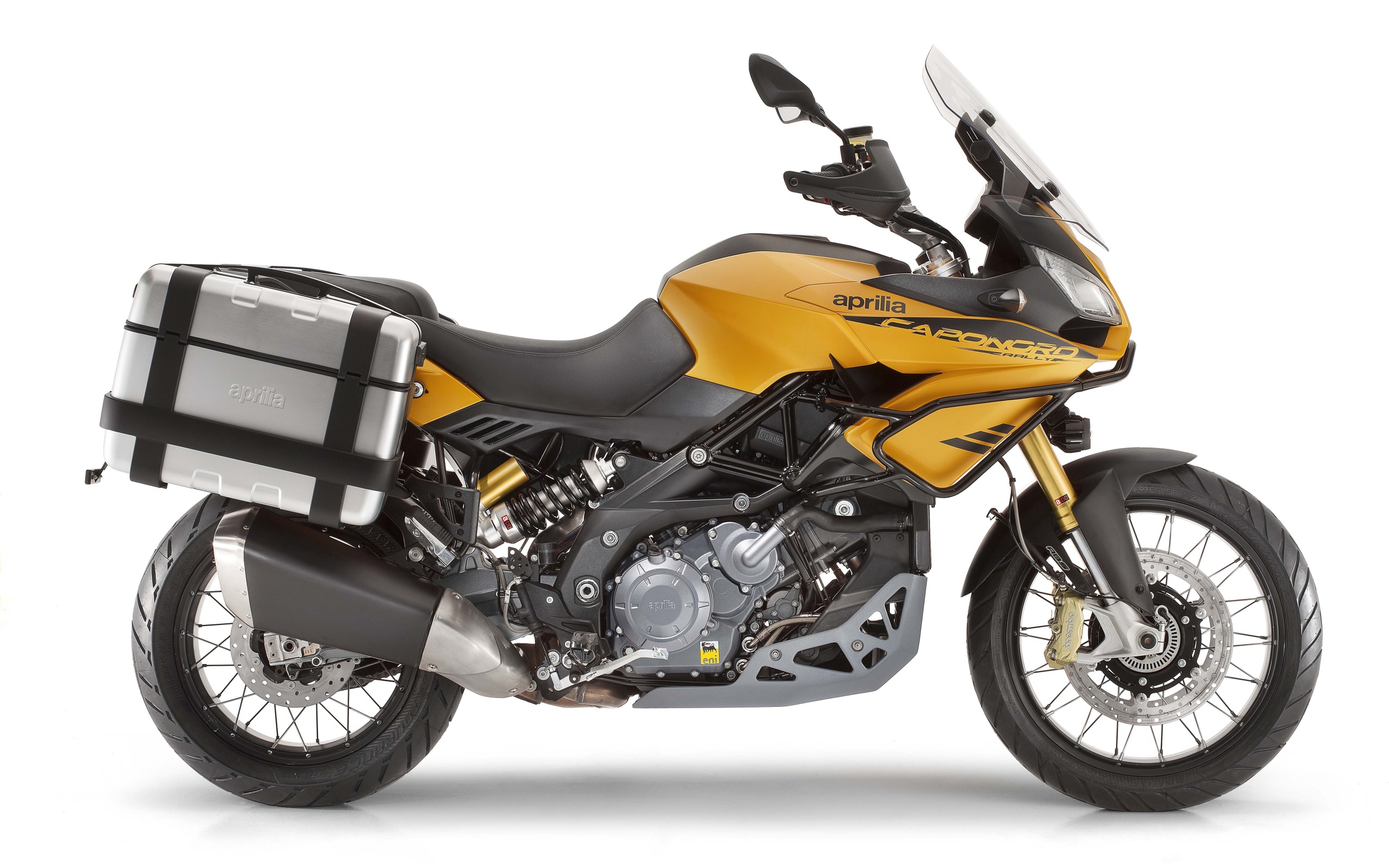 Мотоцикл Aprilia на белом фоне