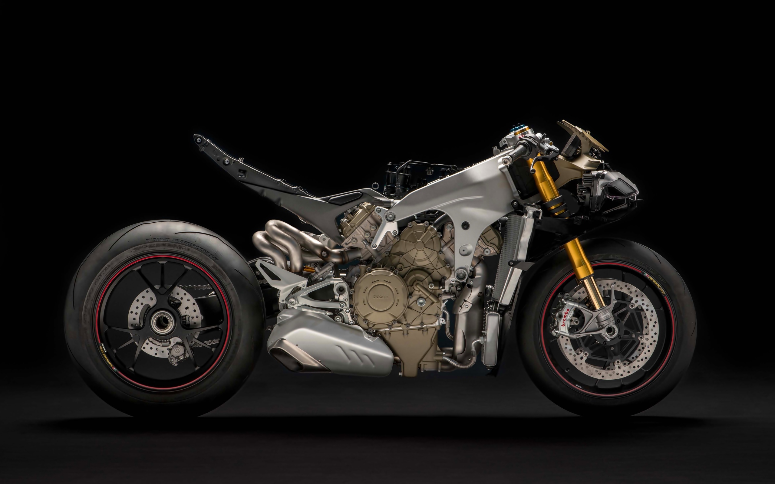 Мотоцикл Ducati Panigale V4, 2018 на черном фоне