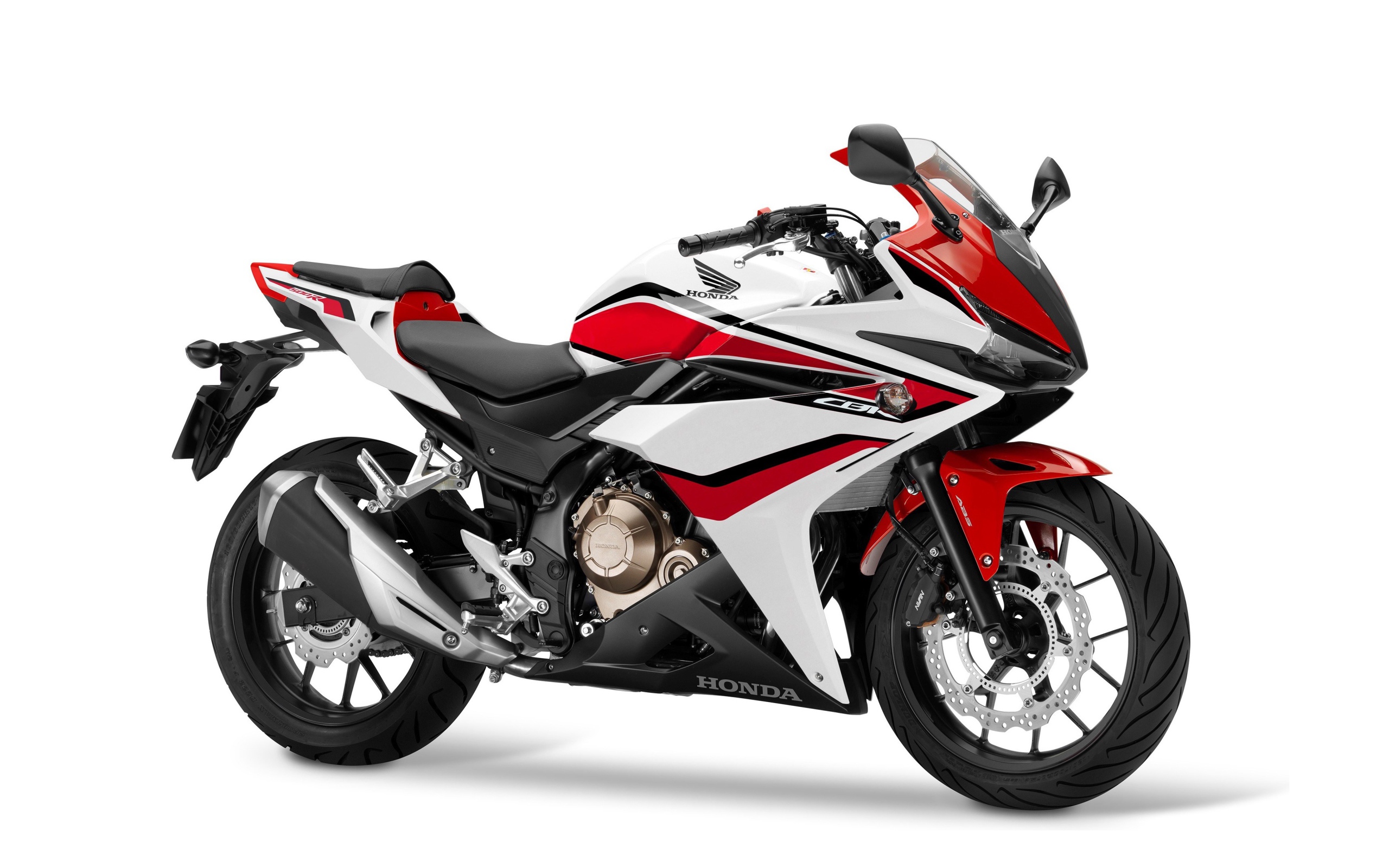 Мотоцикл Honda CBR500R на белом фоне