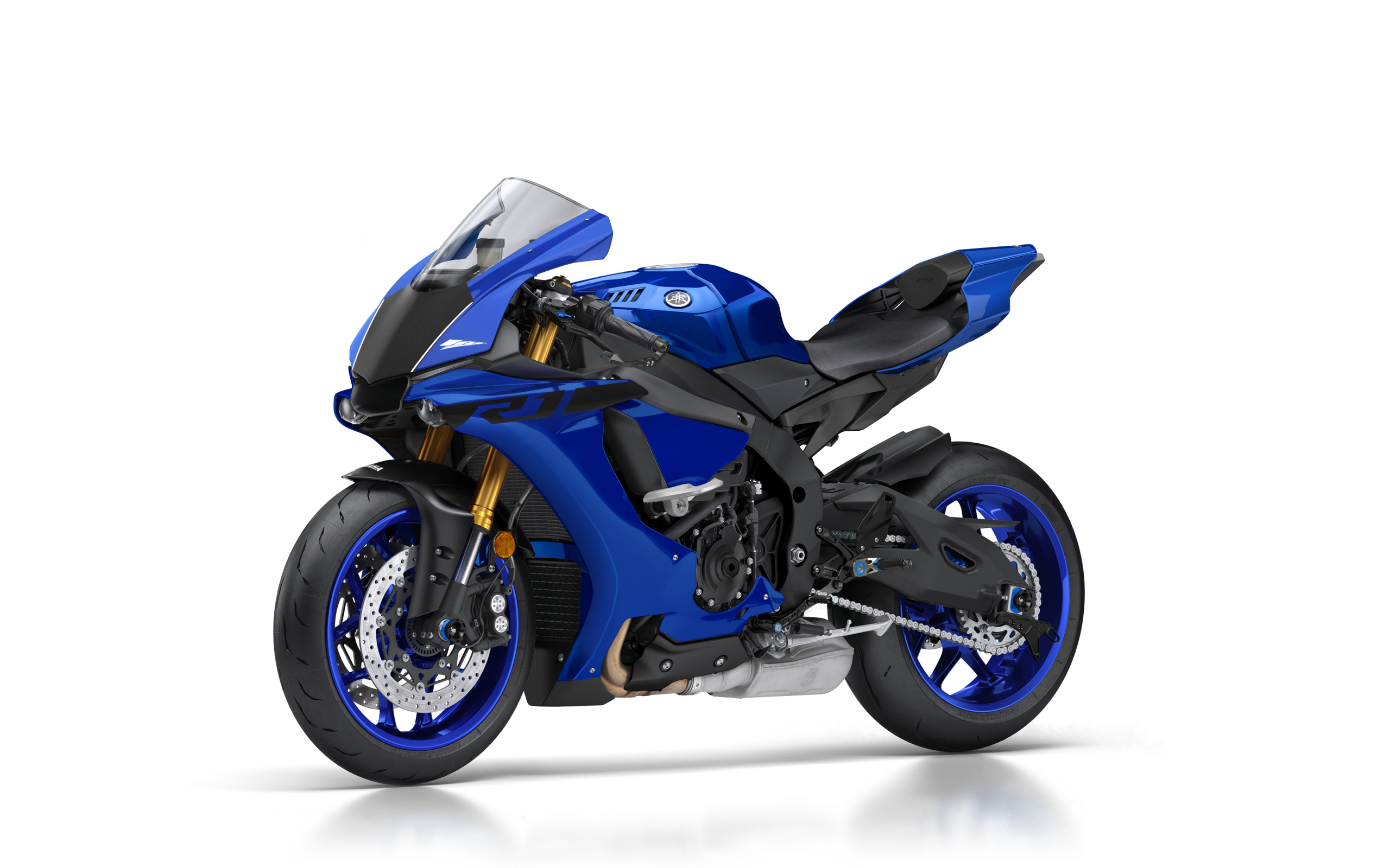 Синий мотоцикл Yamaha YZF-R1 на белом фоне