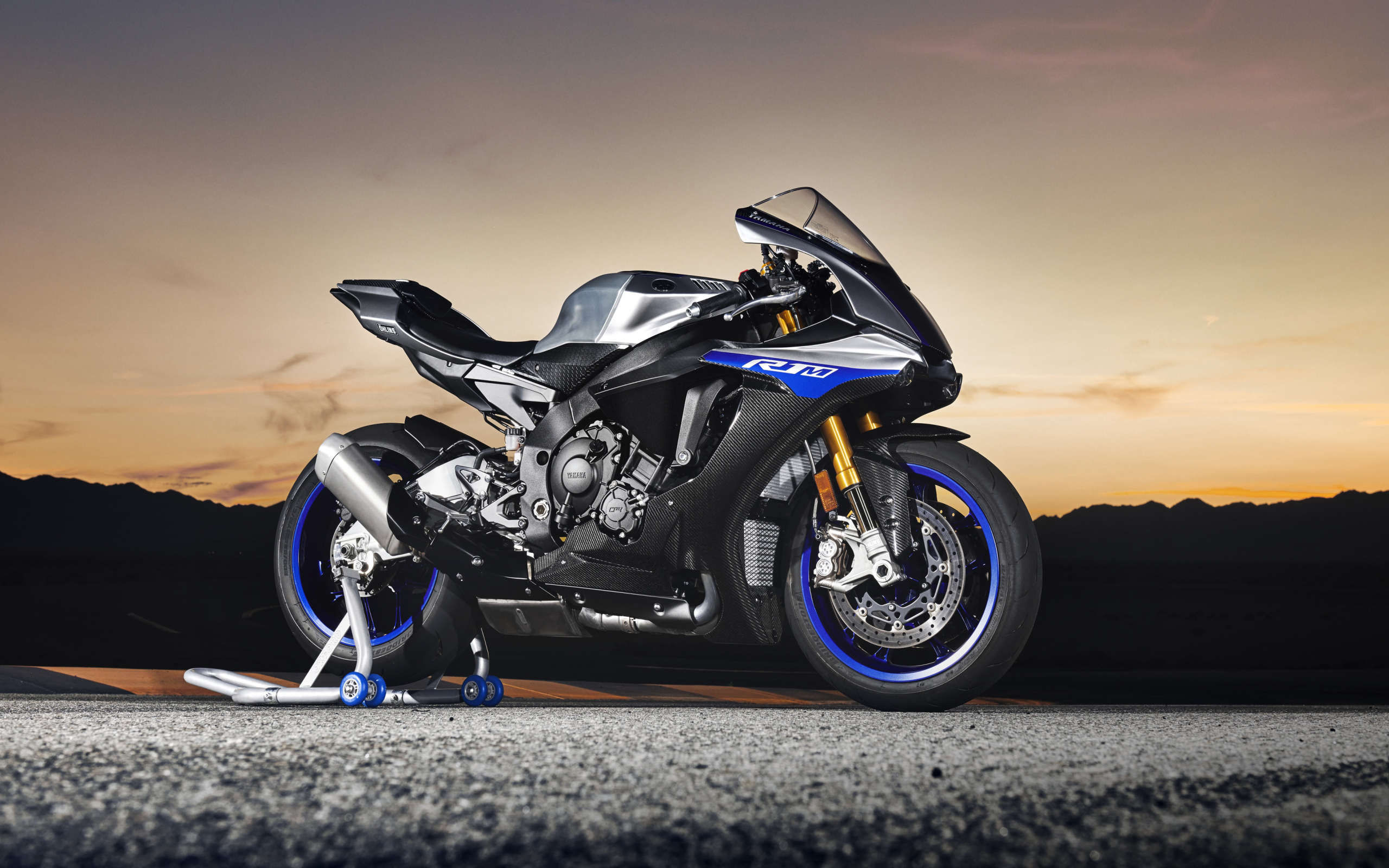 Мотоцикл Yamaha YZF-R1M, 2018 на фоне заката
