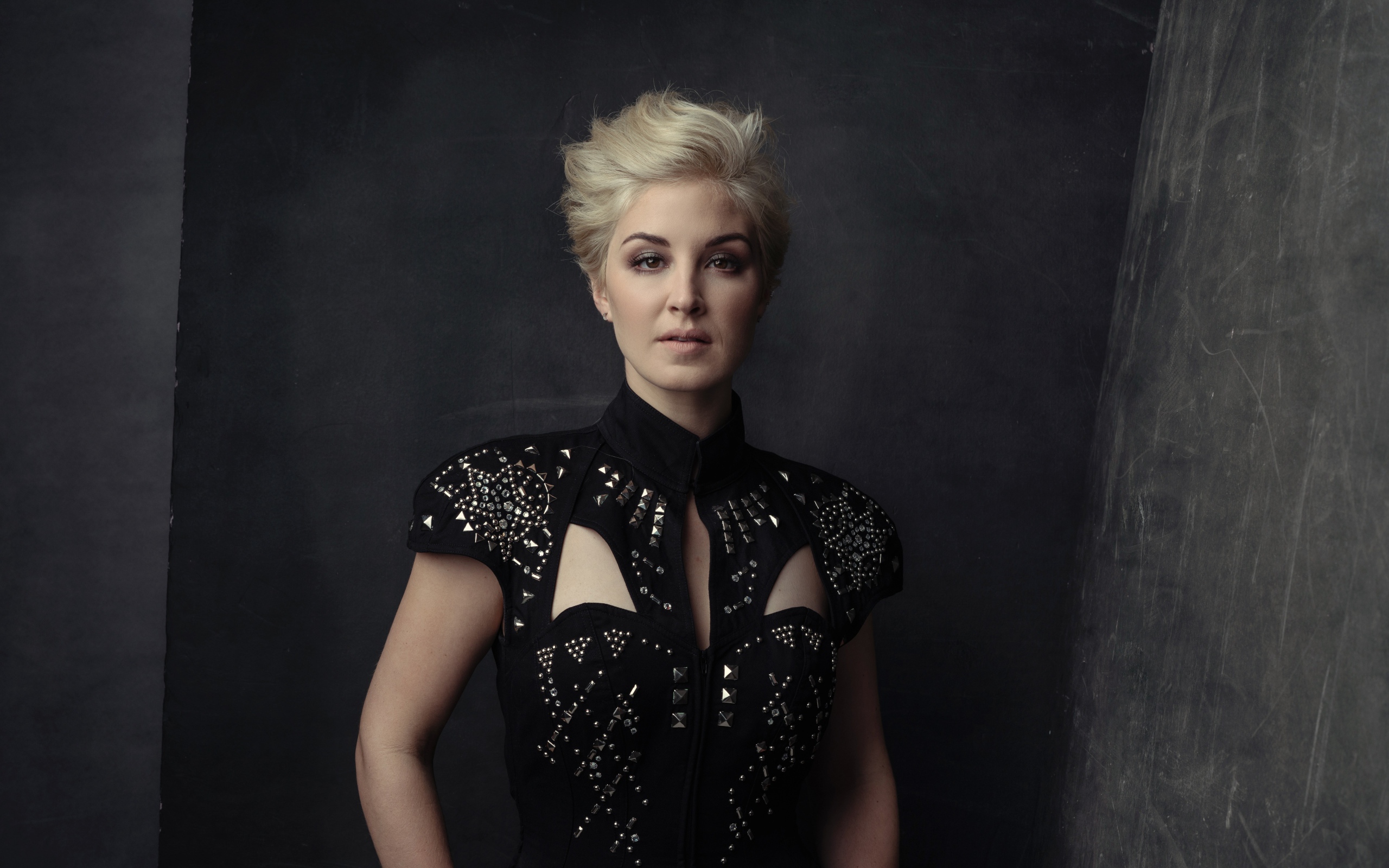 Американская кантри певица Мэгги Роуз в красивом платье 