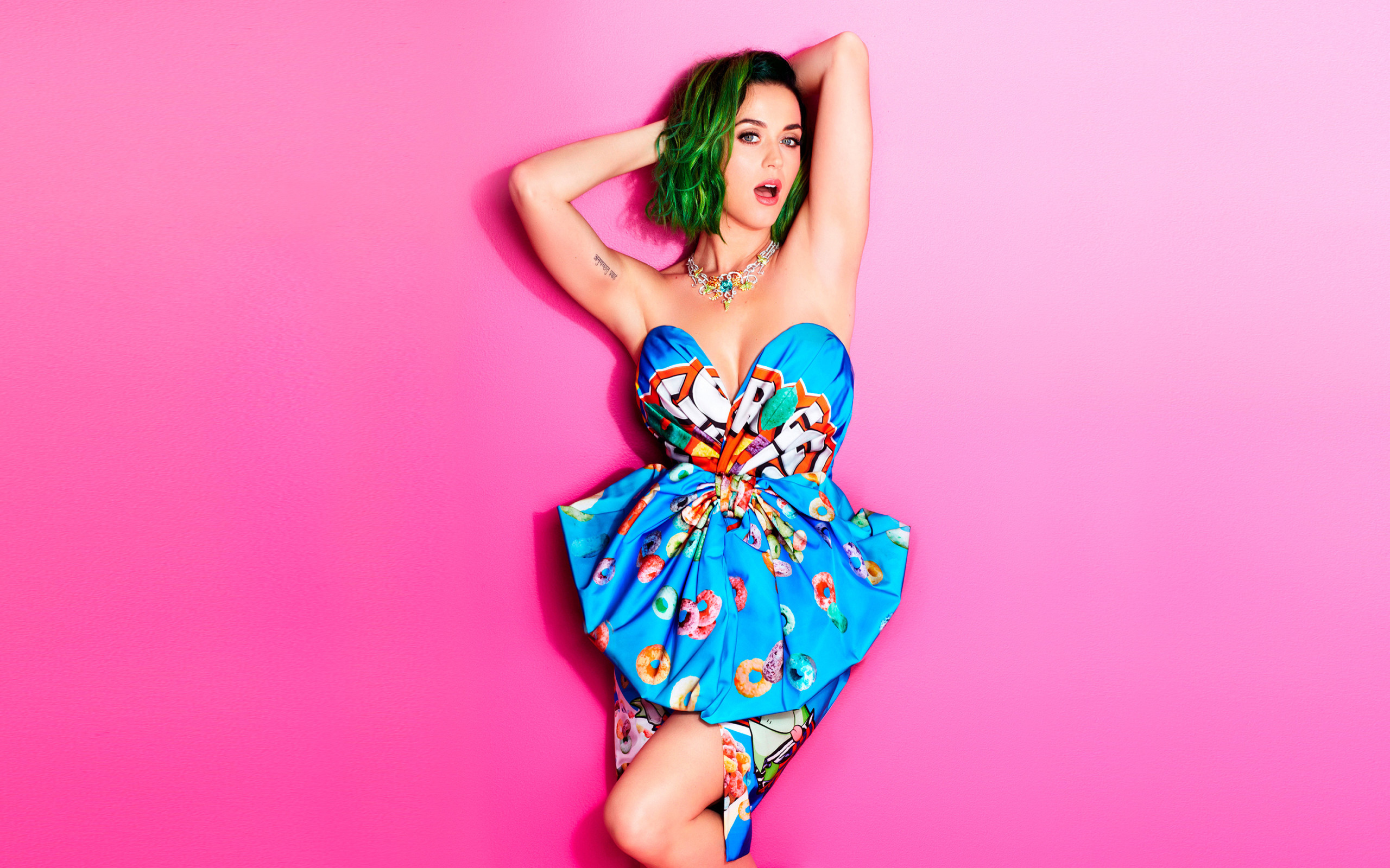 Эпатажная певица Кэти Перри на розовом фоне