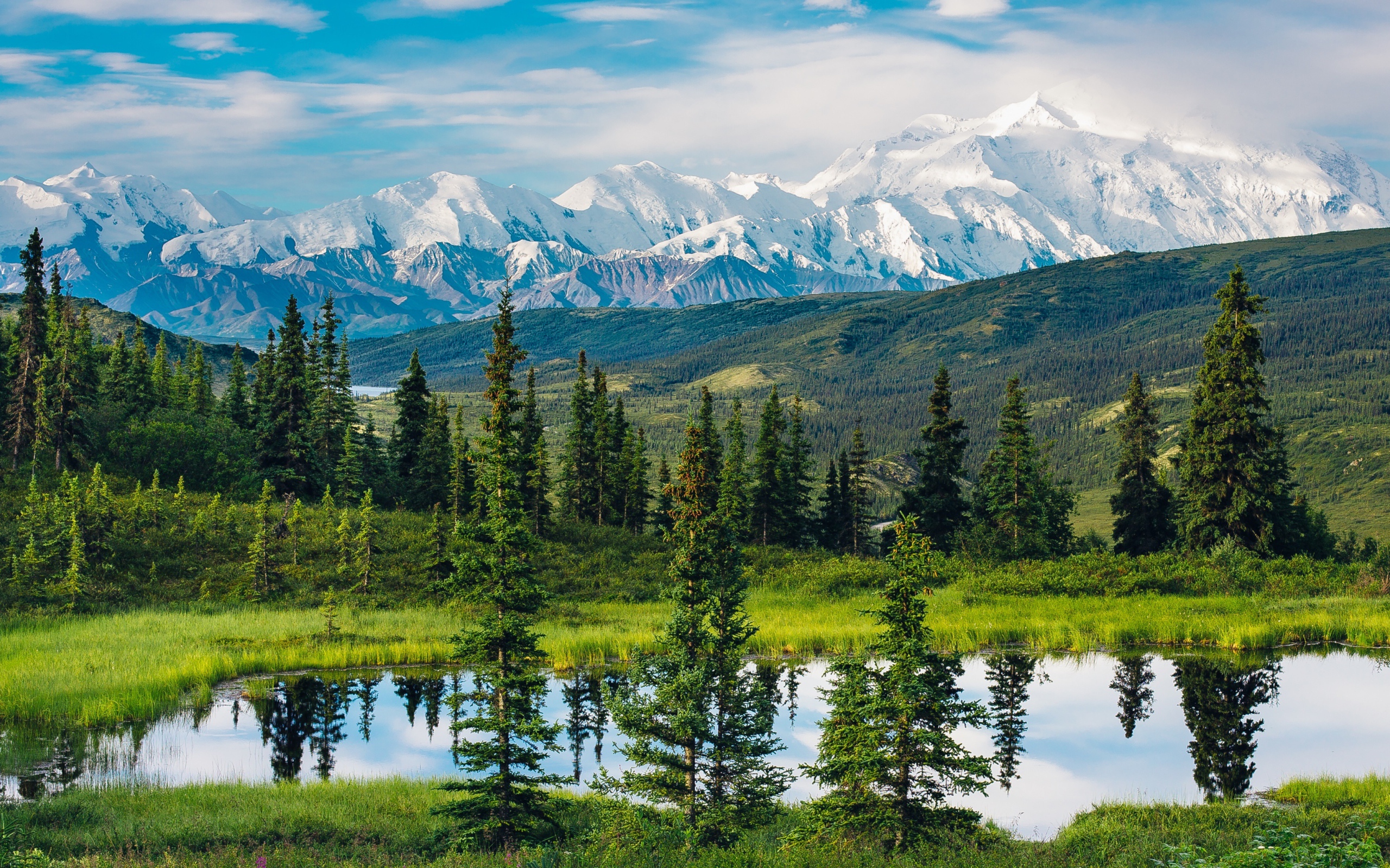 Красивый вид на горы, лес и озеро, Аляска