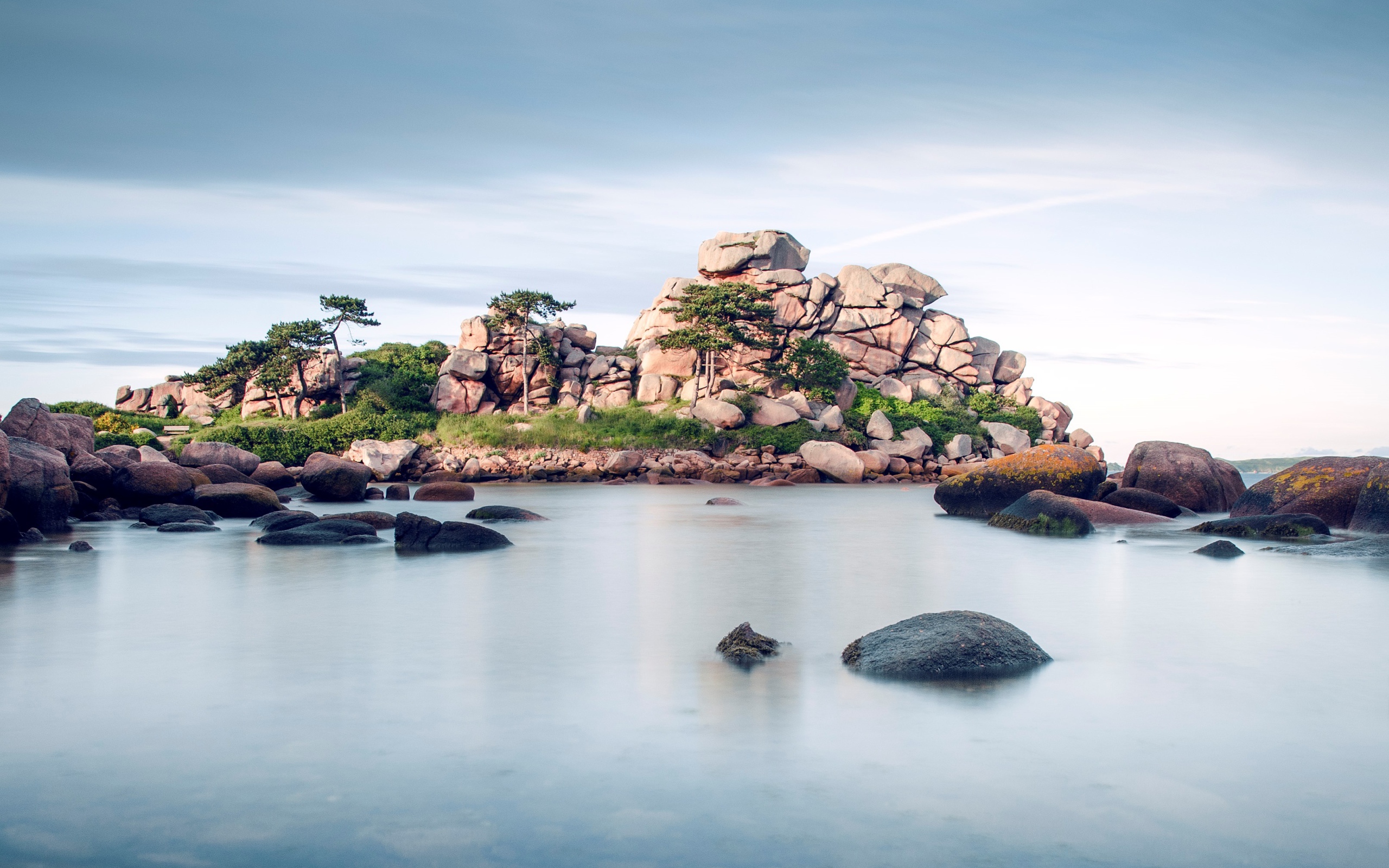 Большие камни в воде у берега