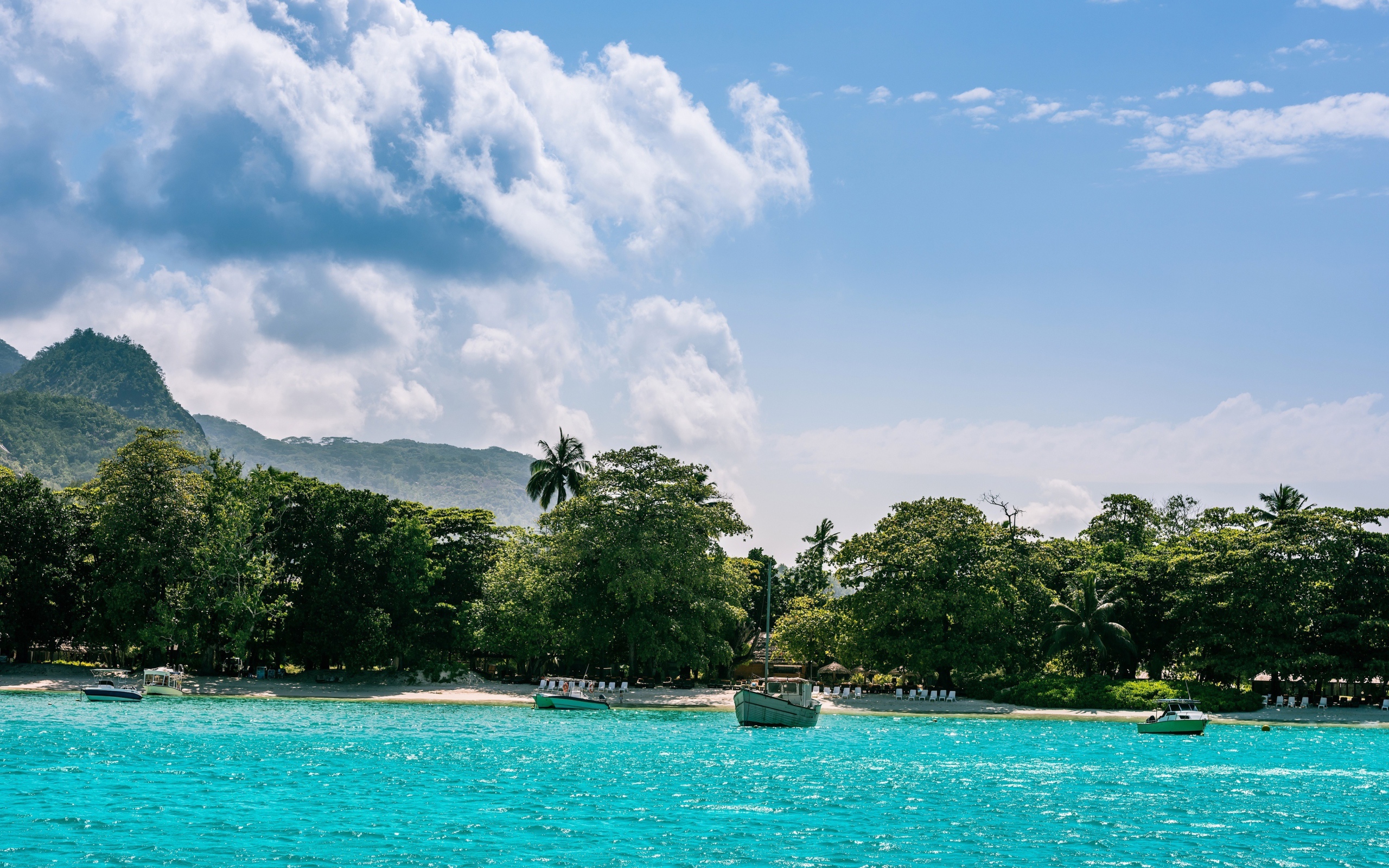Лодки у берега острова Маэ на Сейшельских островах под красивым небом