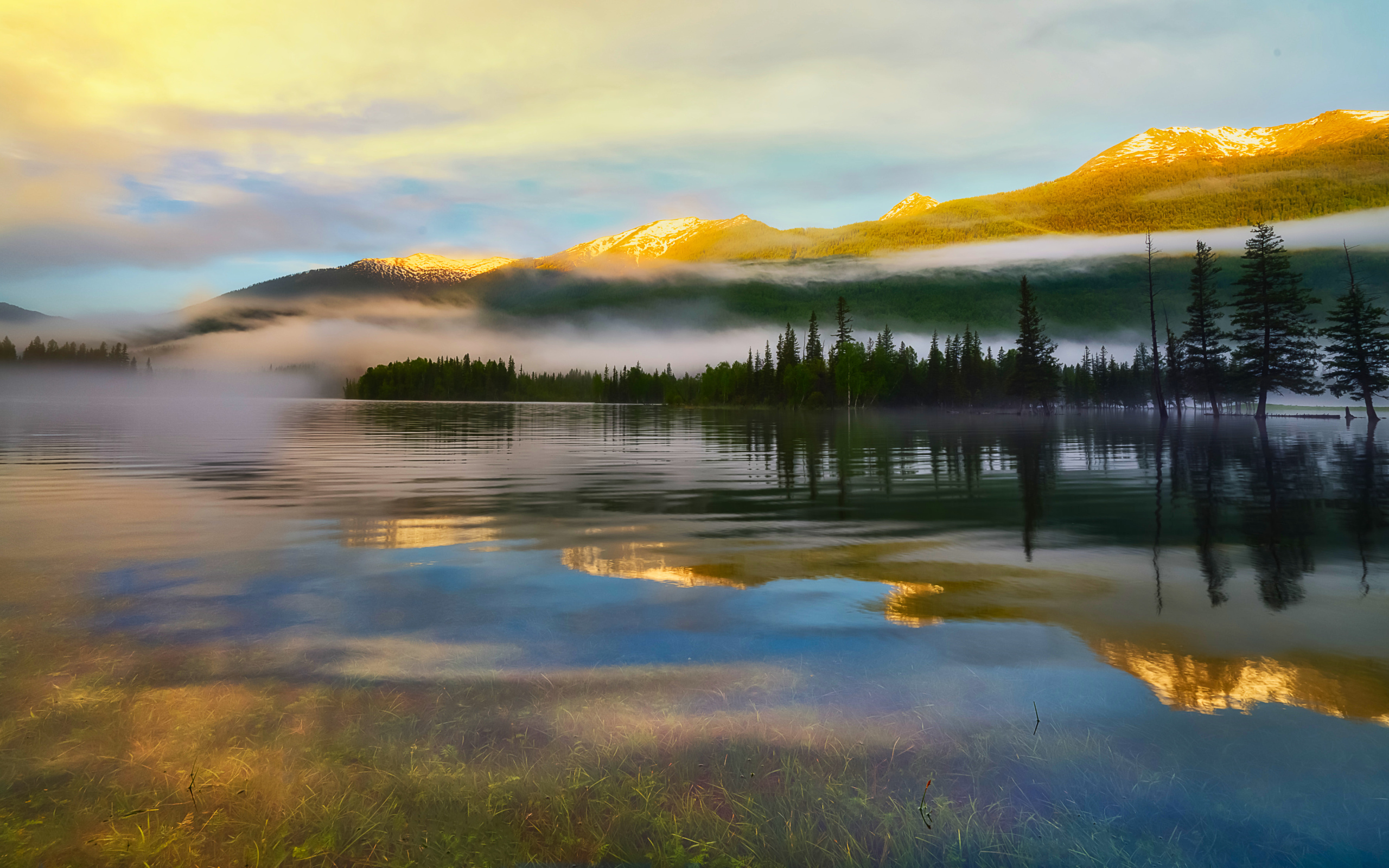 Утренний туман над водой на рассвете в горах 