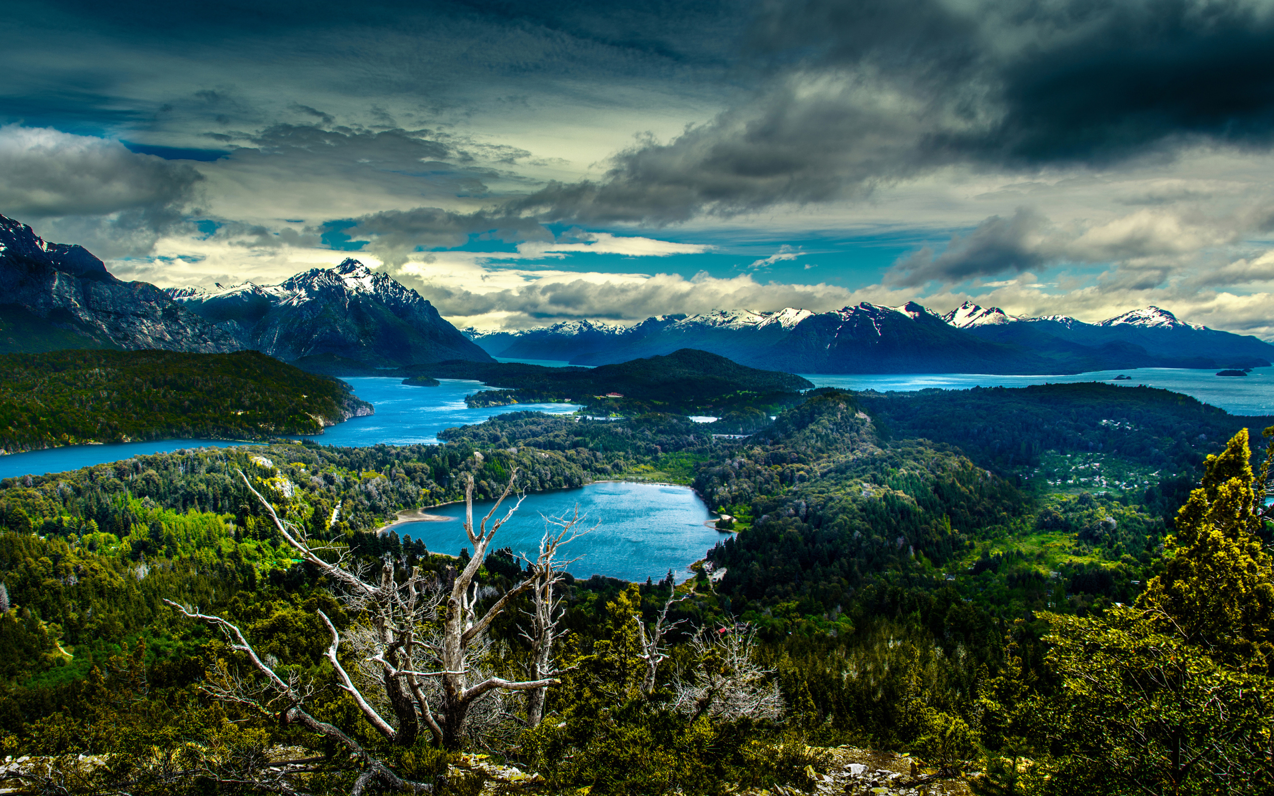 Горы под красивыми облаками в национальном парке, Аргентина