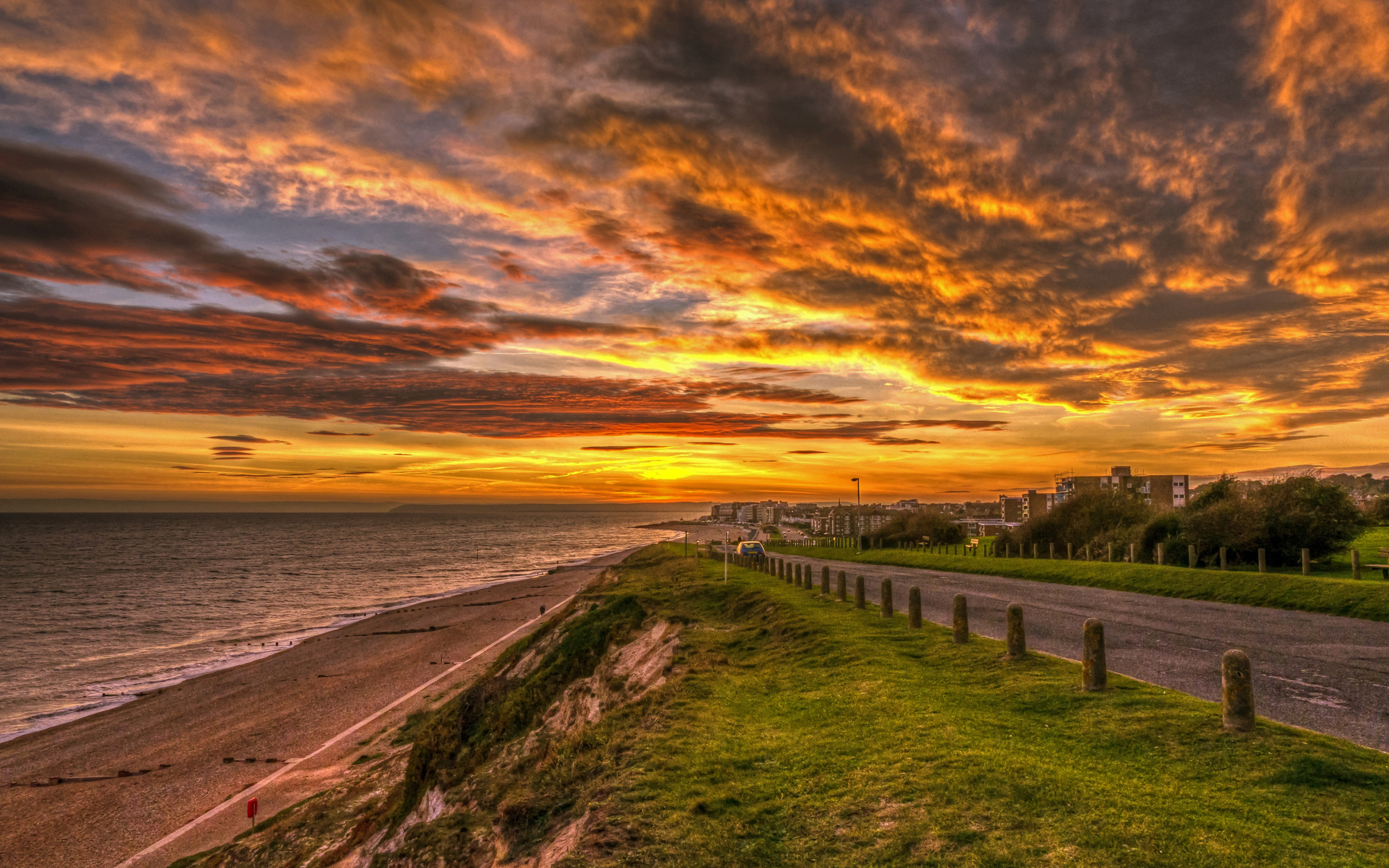 Набережная на закате солнца под красивым небом 