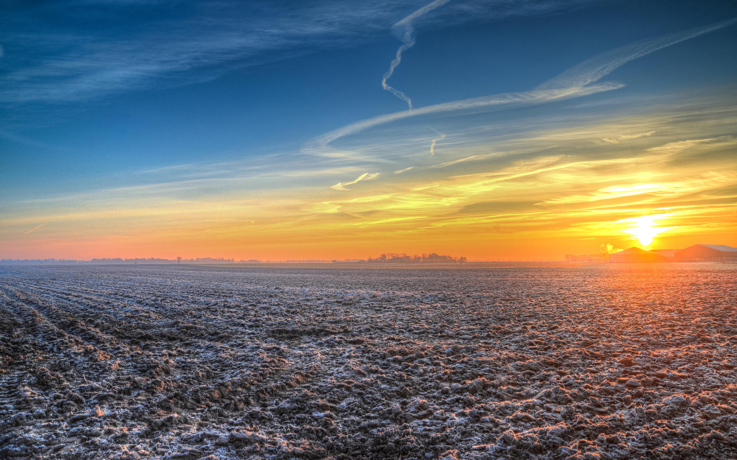 Восход солнца над покрытым инеем полем