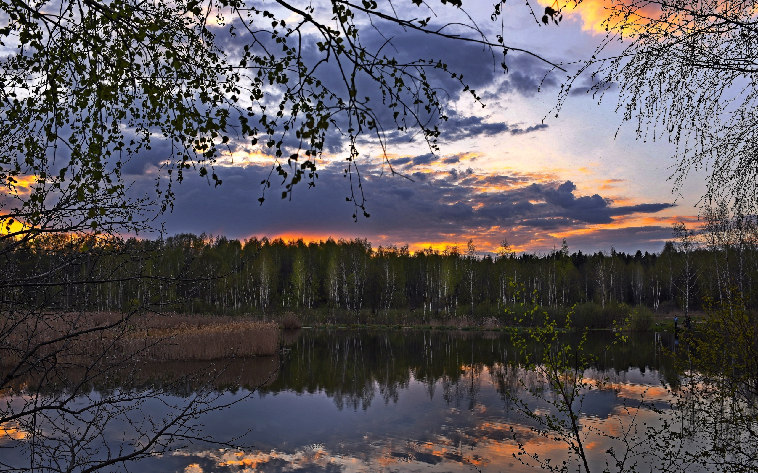 Небо отражается в реке на закате солнца