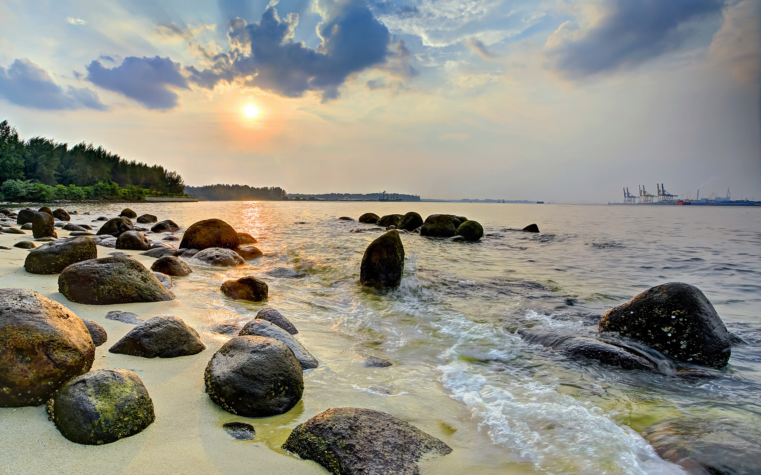 Большие камни на берегу океана на рассвете 