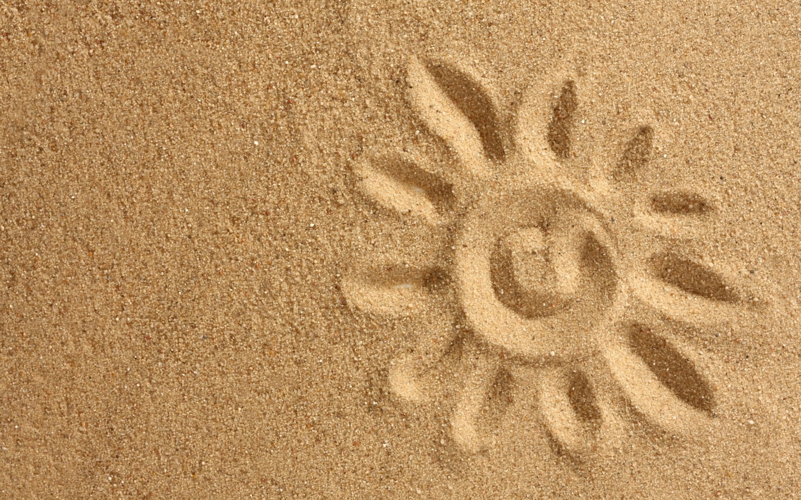 Солнце нарисованное на желтом песке