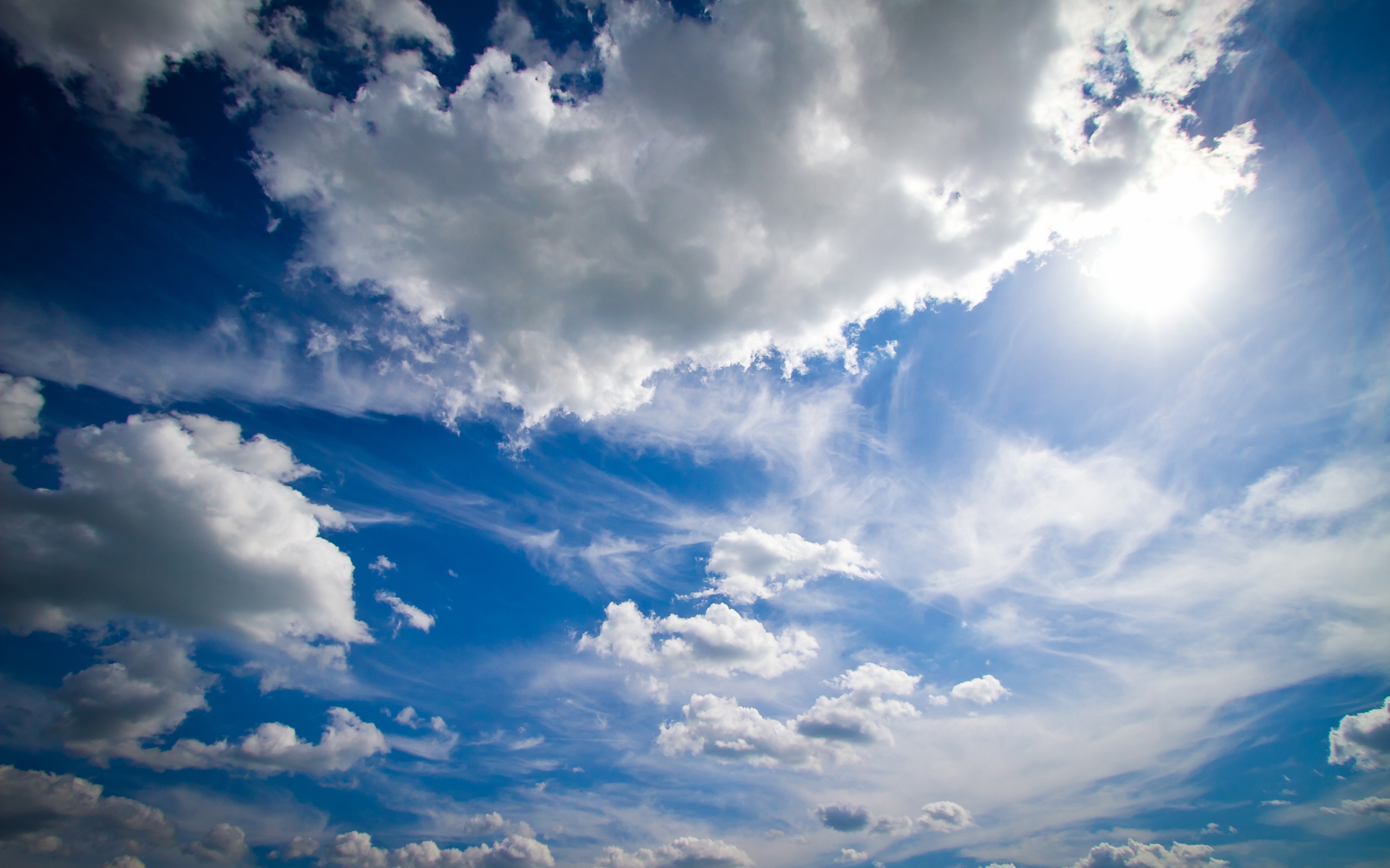 Голубое небо с красивыми белыми облаками