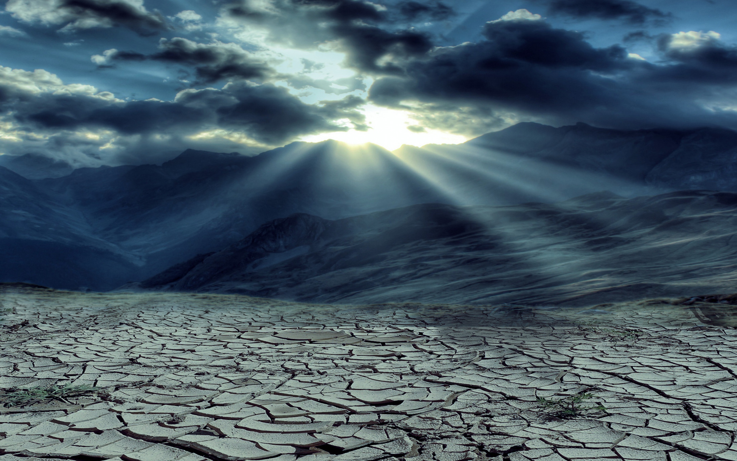 Солнце пробивается сквозь облака над пустыней