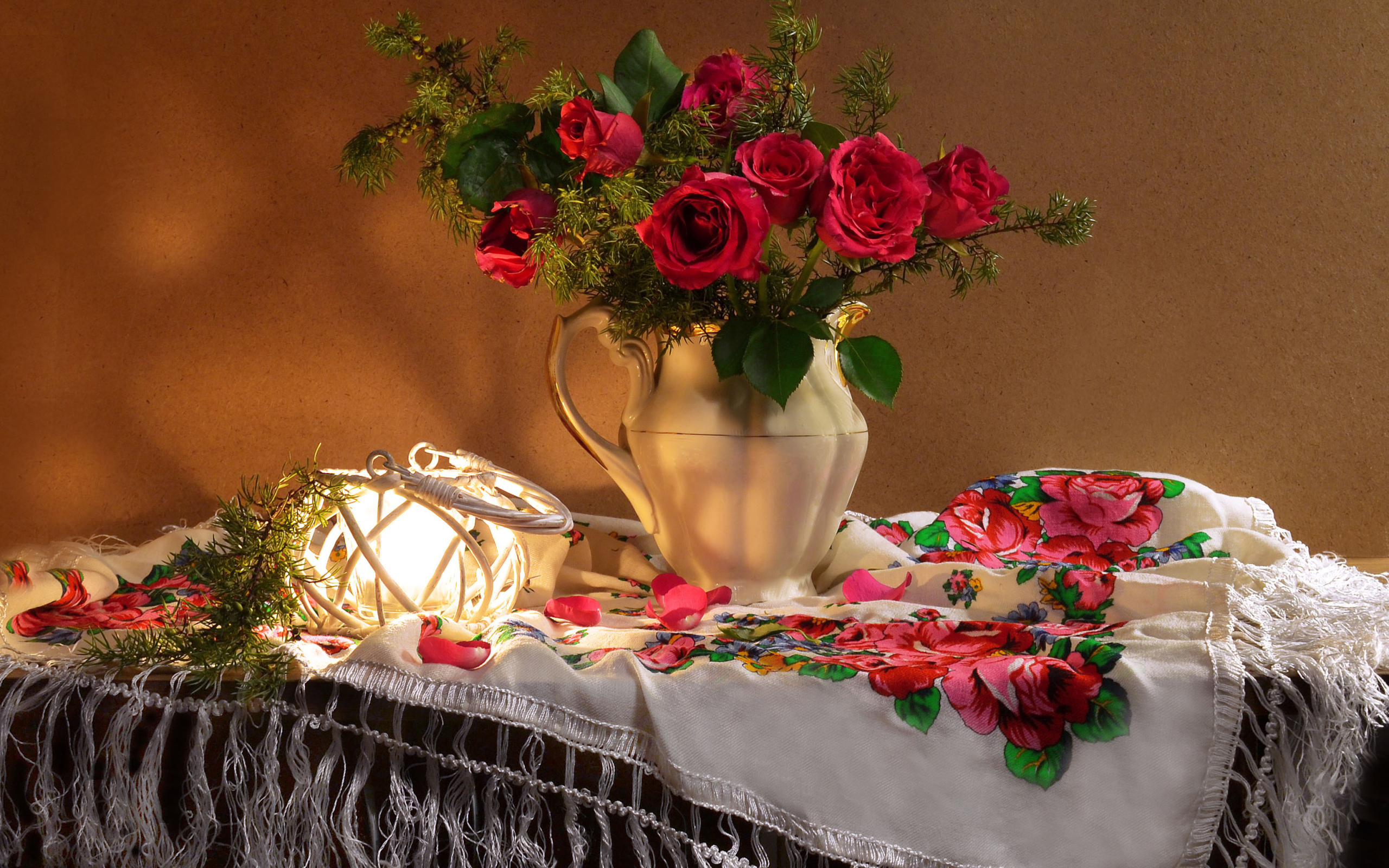 Букет роз в вазе на столе  с красивой скатертью 