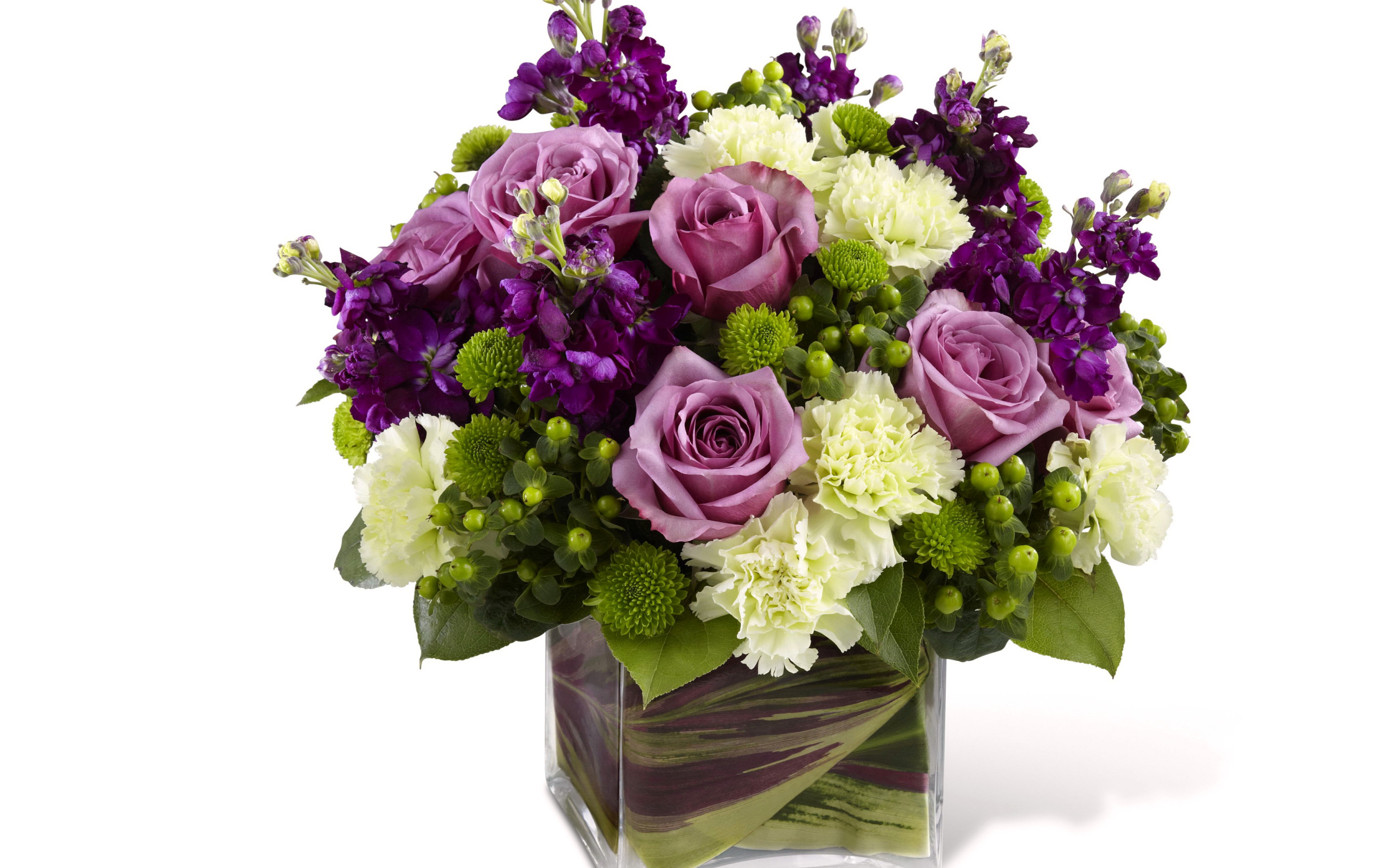 Красивый букет в вазе на белом фоне