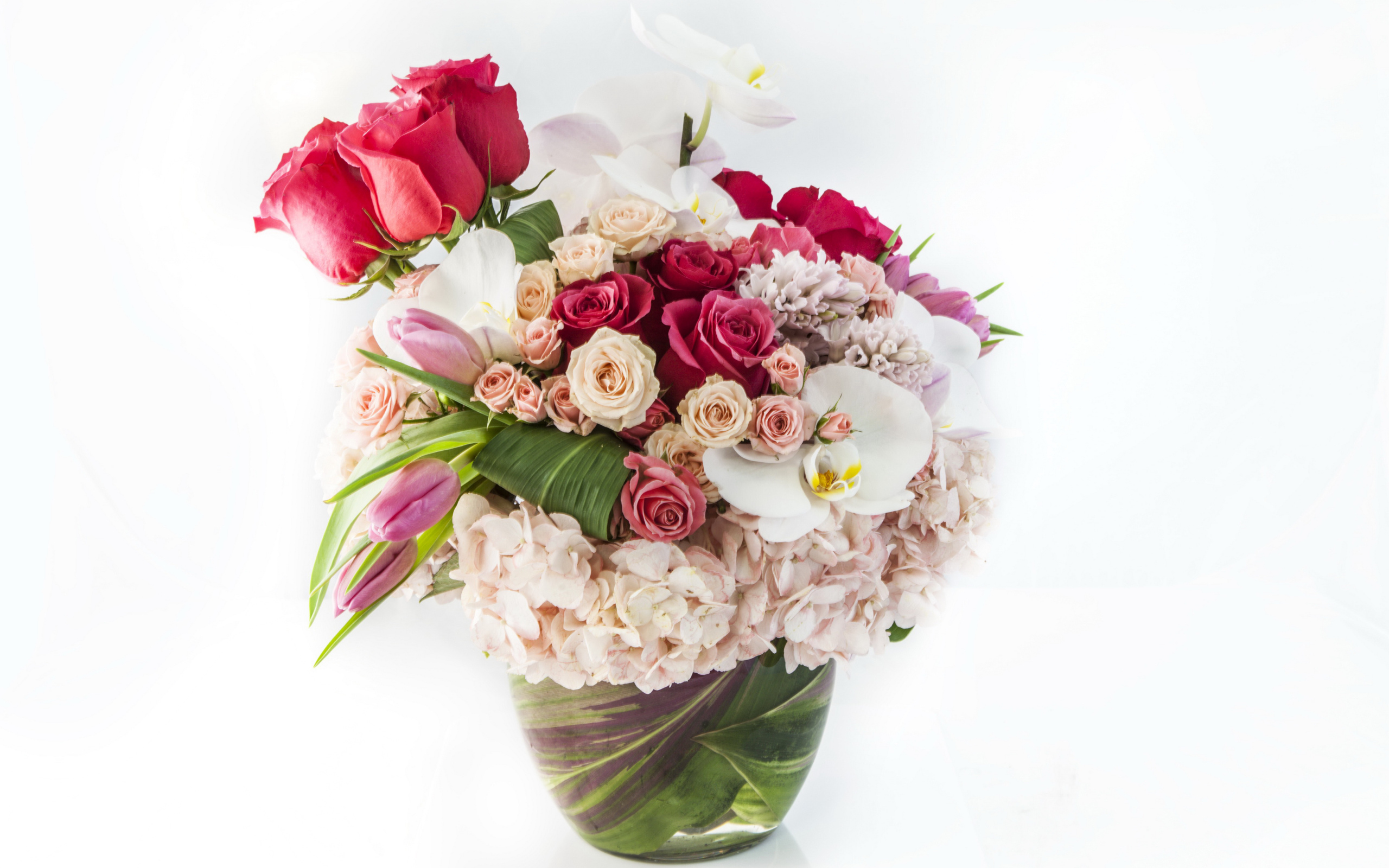 Красивый букет цветов в вазе на белом фоне