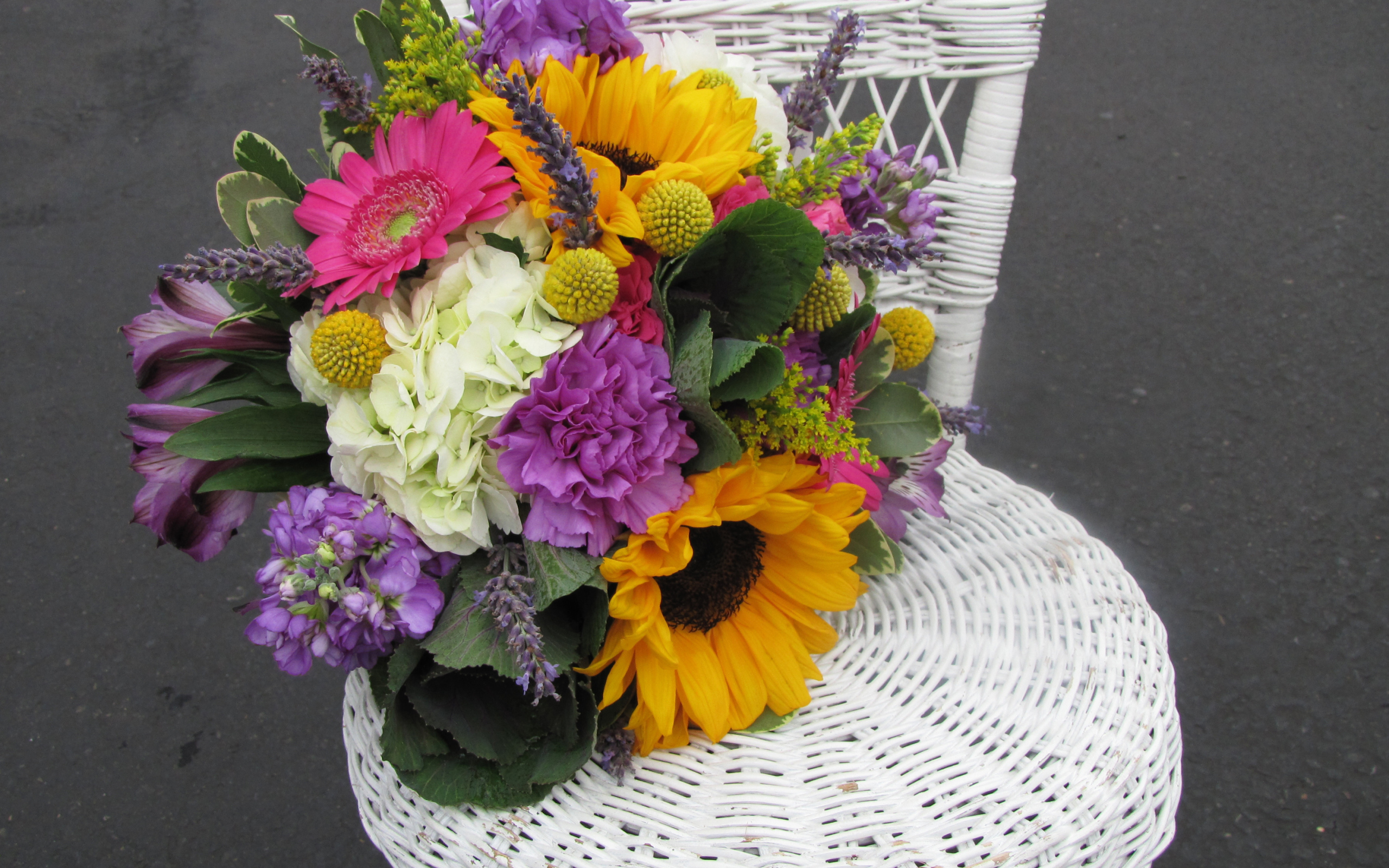 Красивый букет на плетеном стуле 