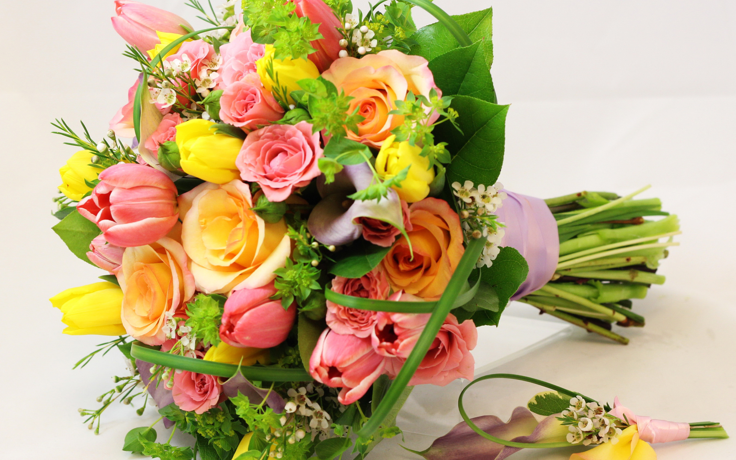 Красивый праздничный букет на белом фоне  