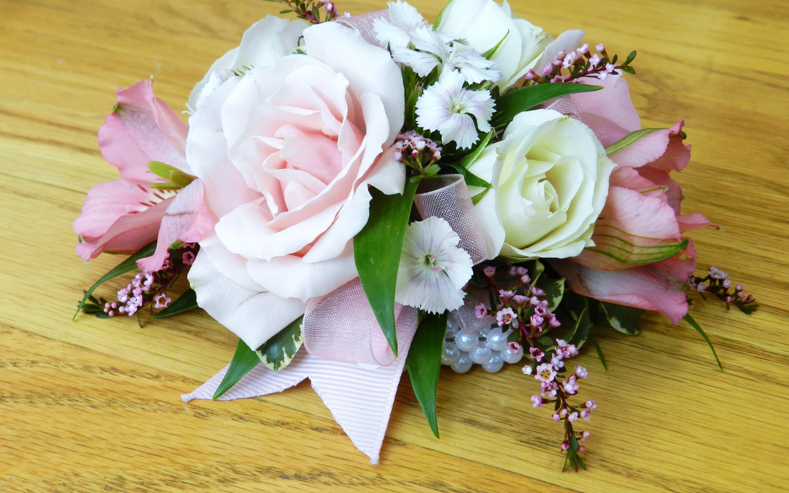 Красивые цветы на деревянном столе