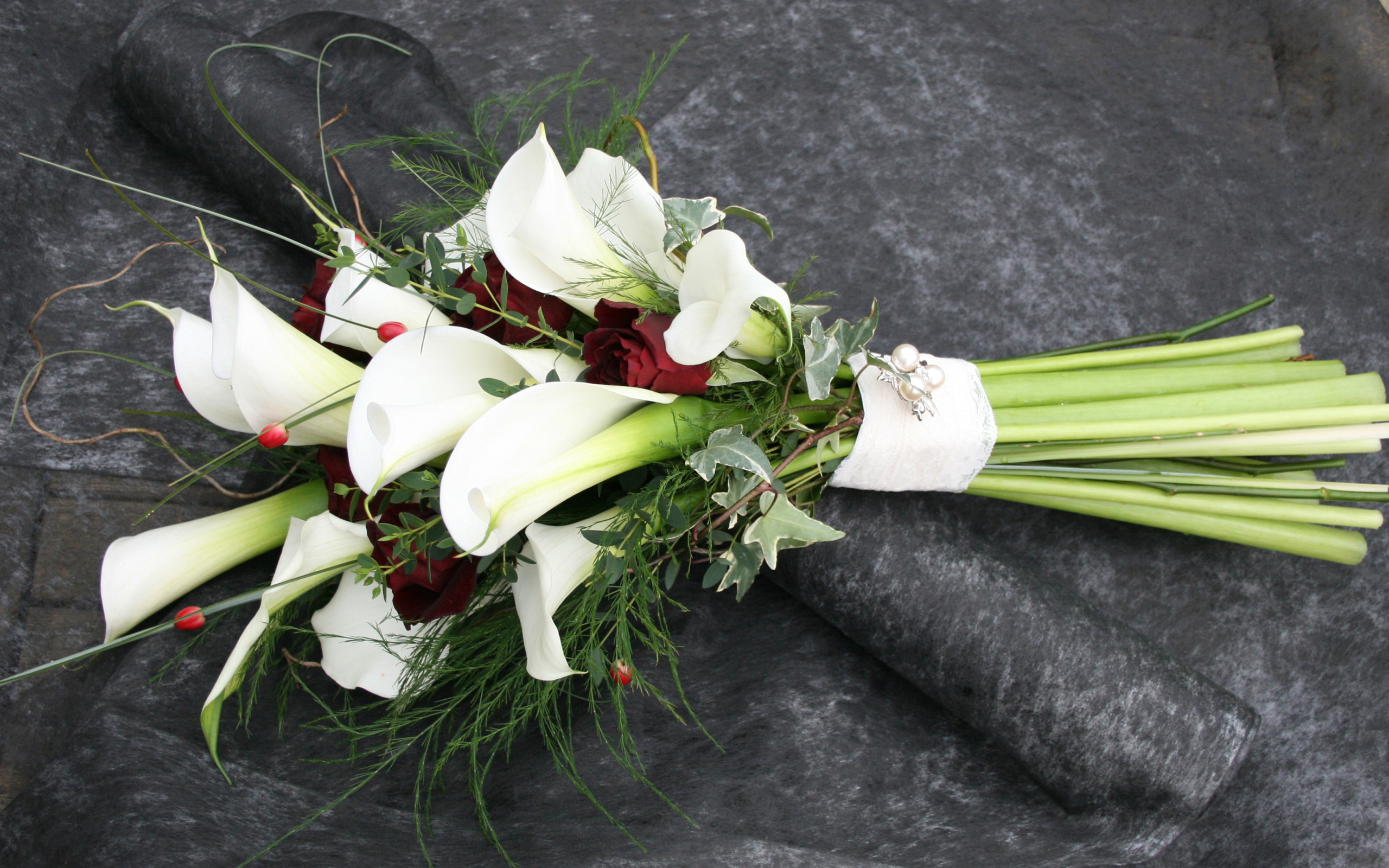 Красивый свадебный букет с цветами каллы и розы 