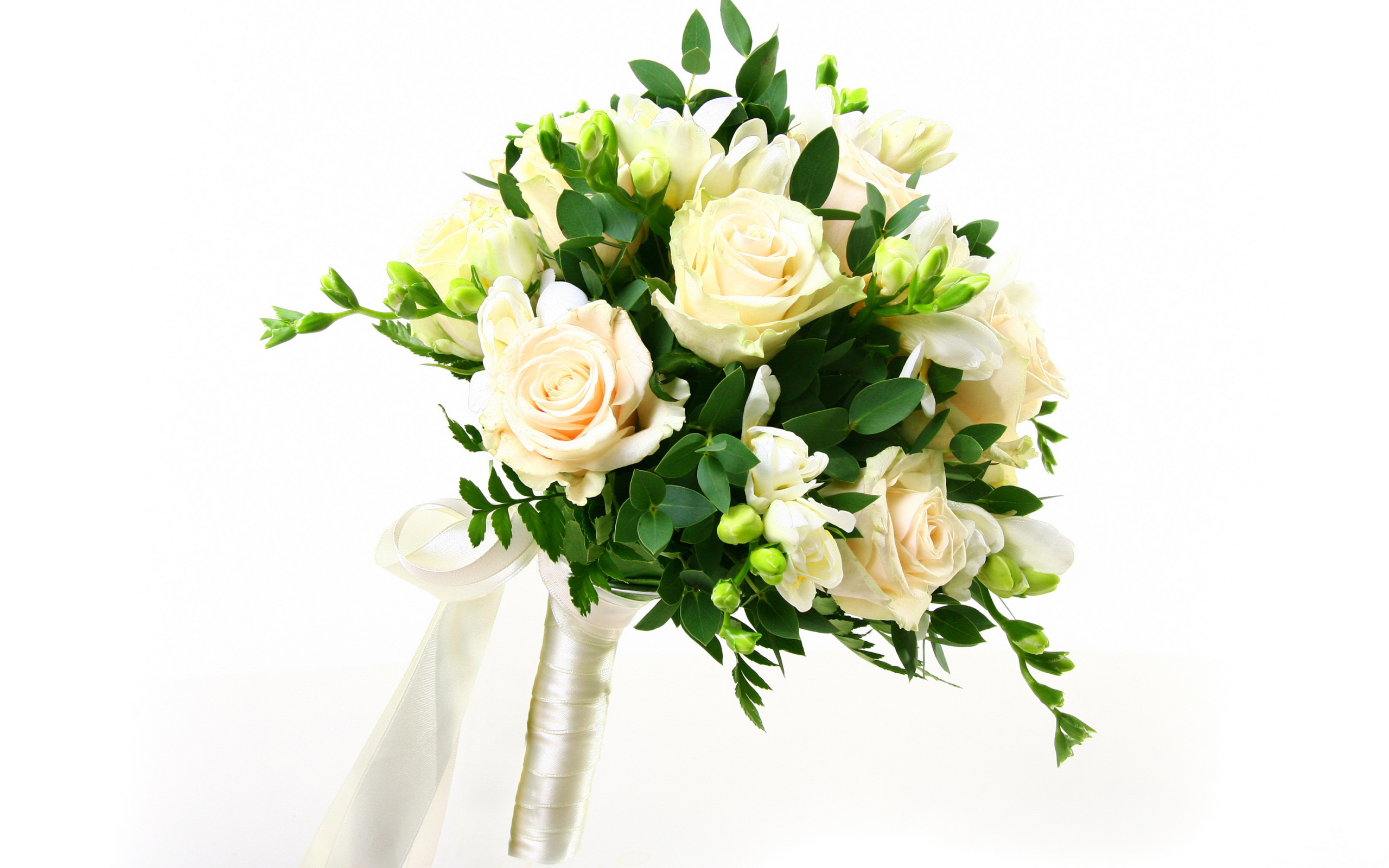 Красивый белый свадебный букет на белом фоне