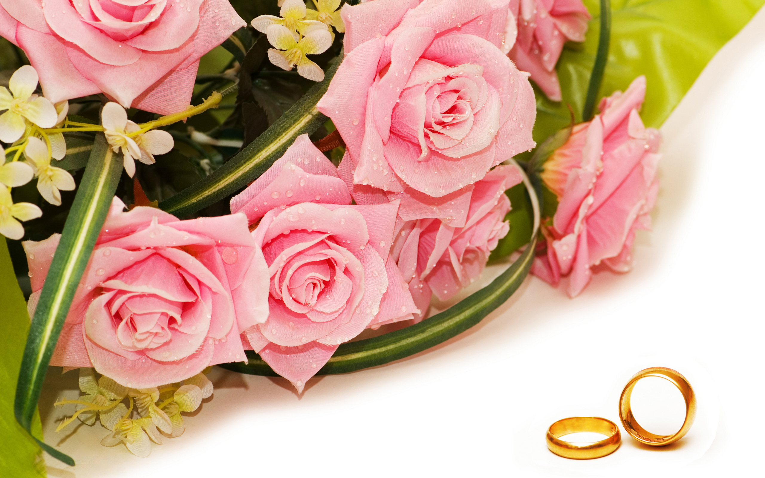 Букет розовых роз с золотыми обручальными кольцами