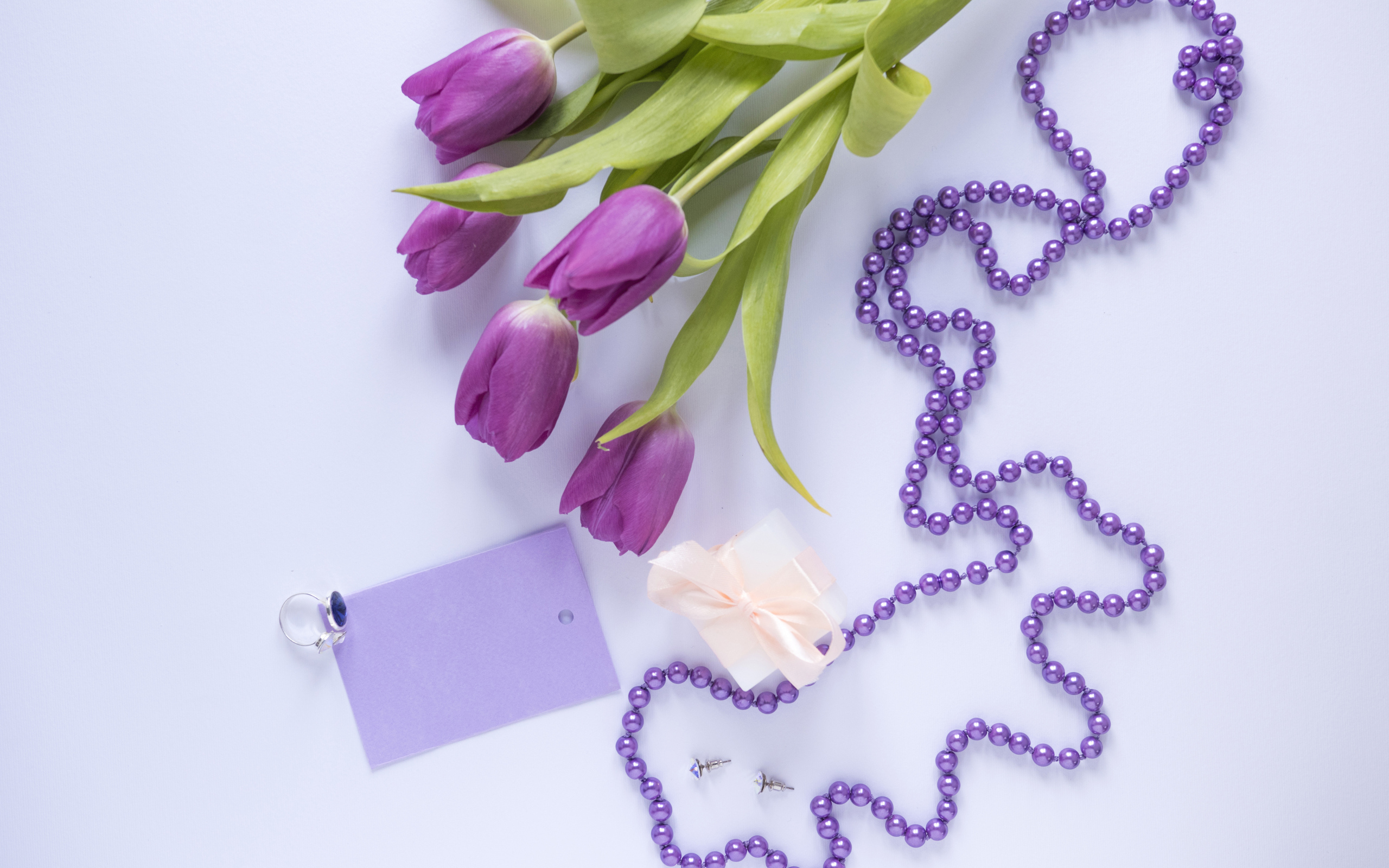 Букет фиолетовых тюльпанов с бусами