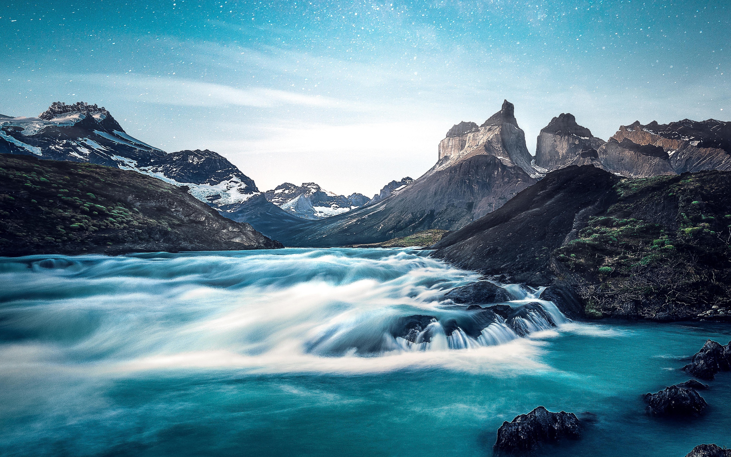 Быстрая река среди каменных горных берегов