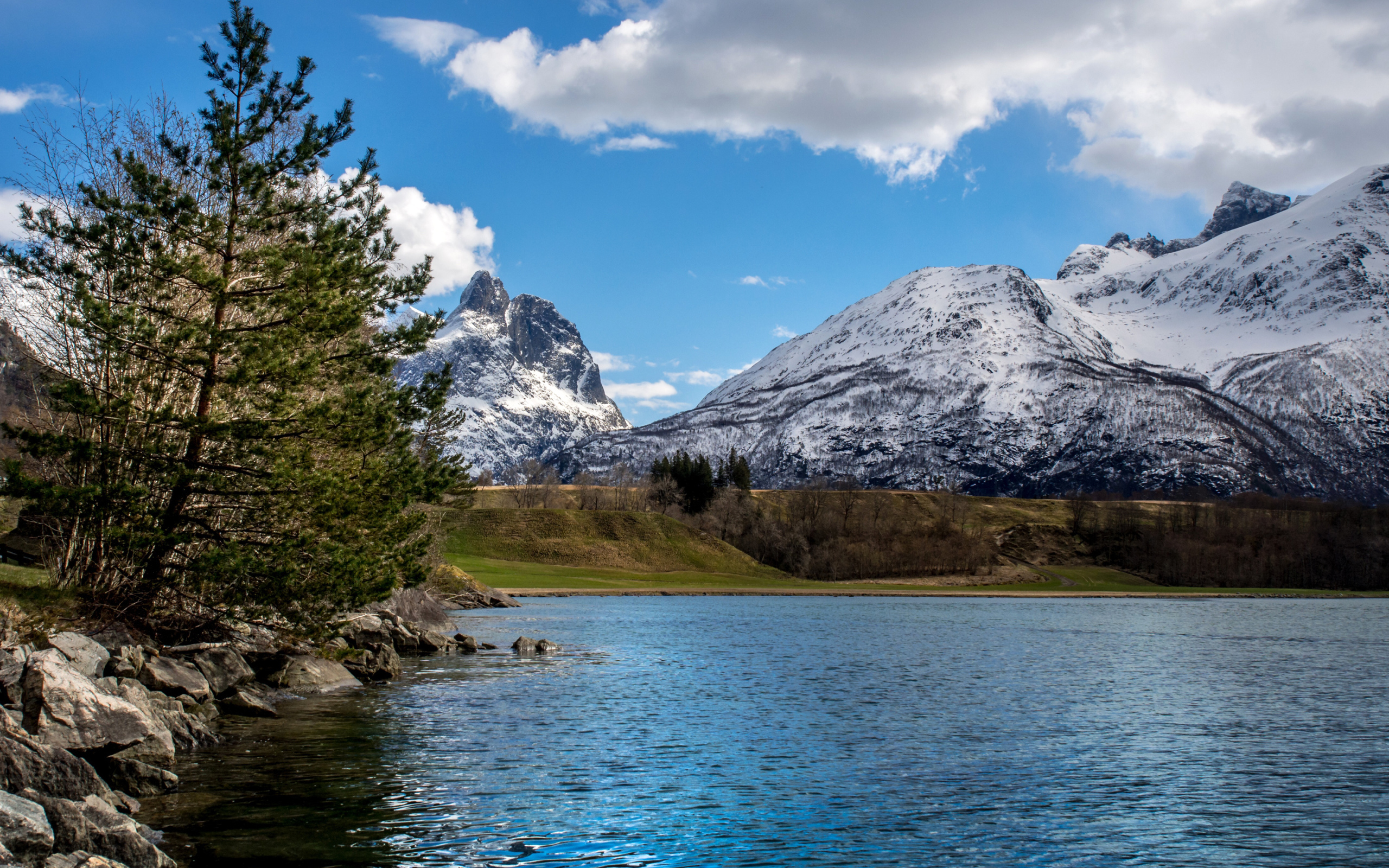 Горное озеро на фоне гор под красивым небом
