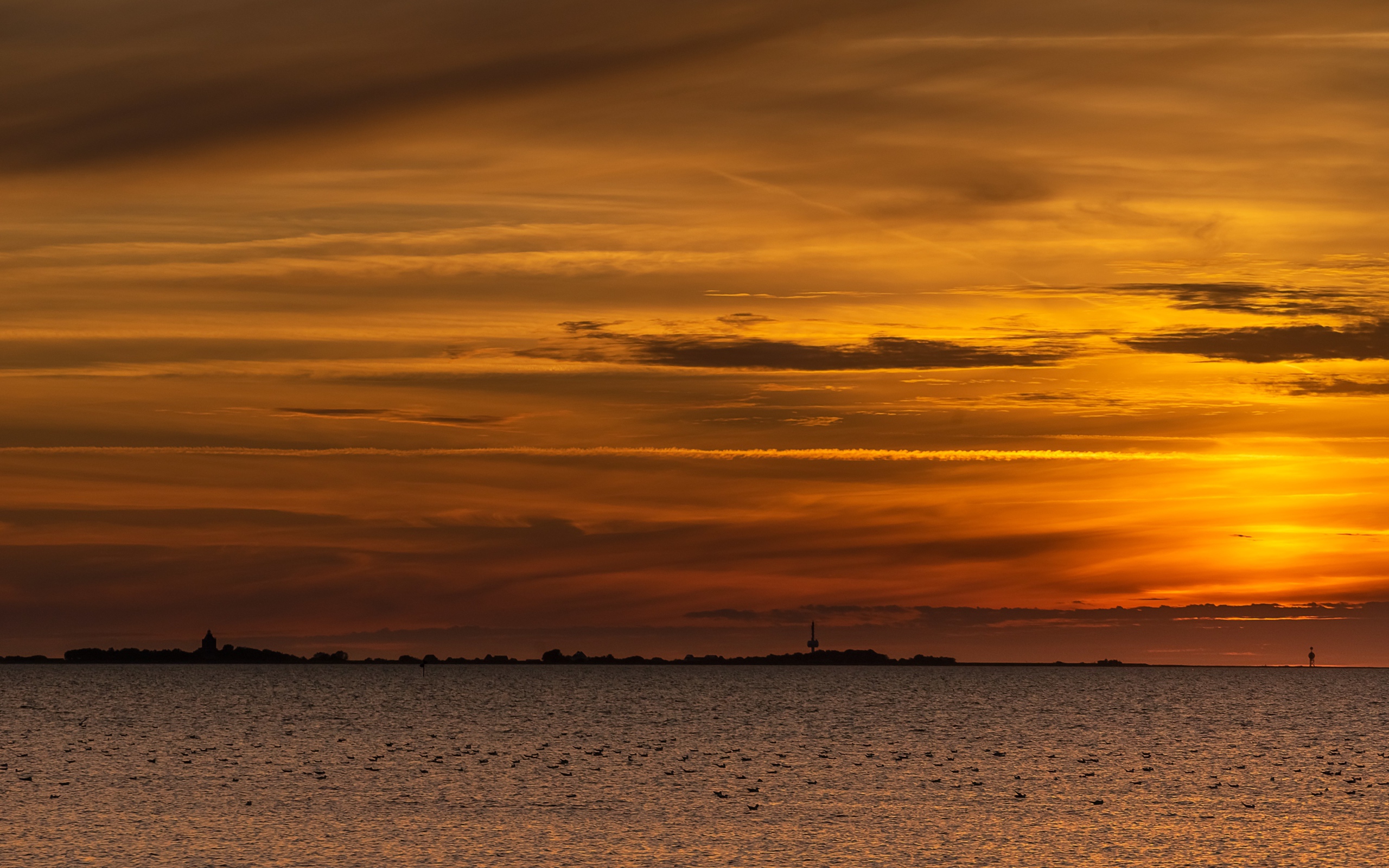 Спокойное море на фоне красивого неба на закате